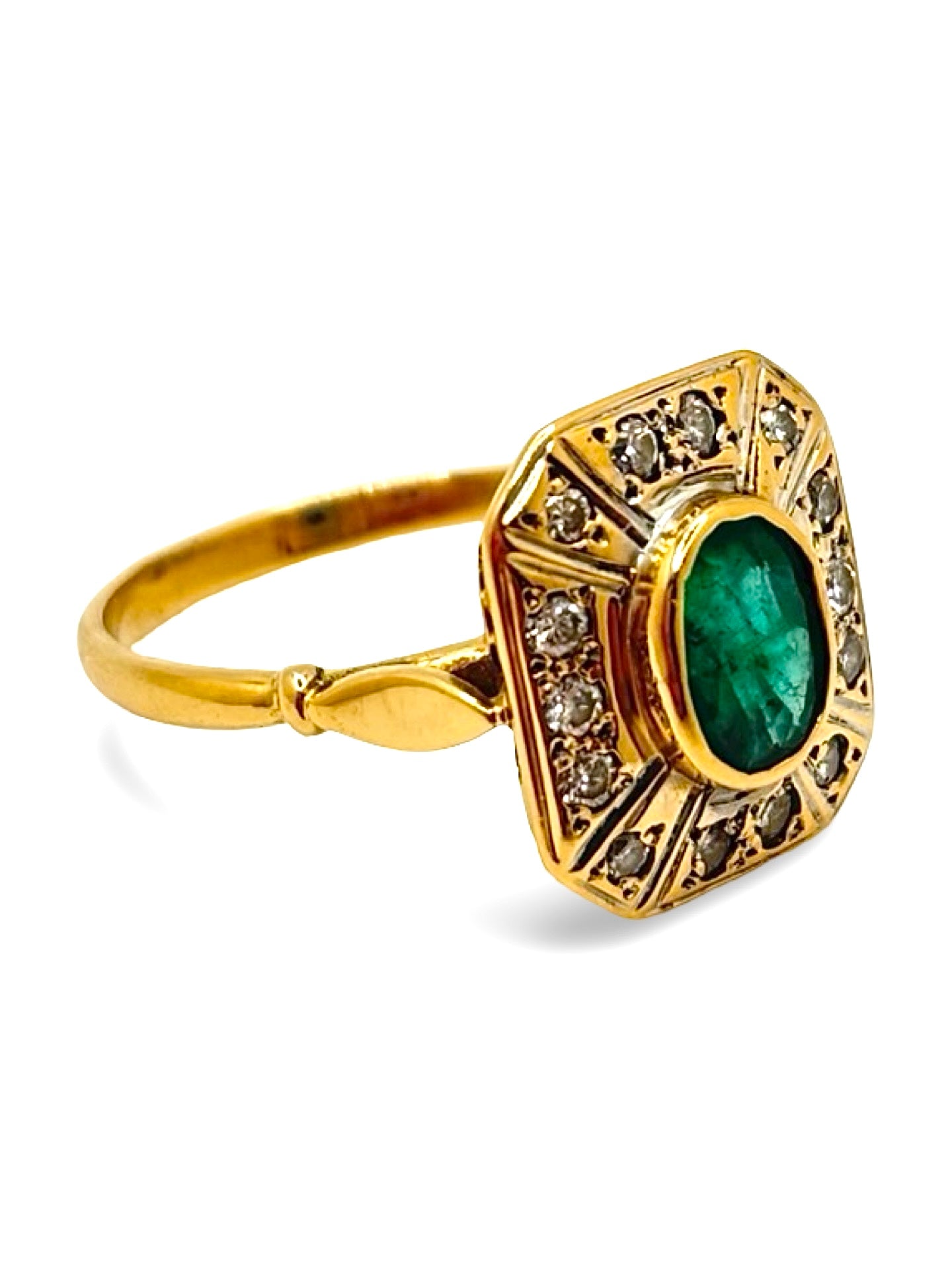 Bague en or jaune sertie d’une émeraude de 1 carat et de diamants totalisant 0,15 carat. Ce bijou élégant met en valeur la couleur intense de l’émeraude, sublimée par l’éclat des diamants. Une bague raffinée et intemporelle, idéale pour les amateurs de joaillerie fine, de pierres précieuses et de bijoux précieux au design classique.