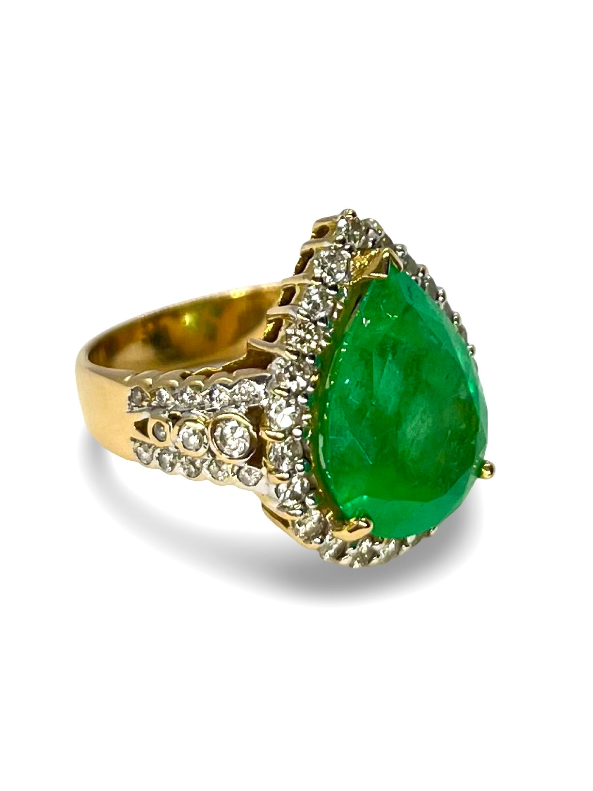Bague en or jaune sertie d’une émeraude de Colombie de 6,55 ct, sublimée par 0,70 ct de diamants éclatants. Une création d’exception alliant élégance, rareté et savoir-faire joaillier. Idéale pour sublimer chaque moment avec raffinement. (399 caractères)
