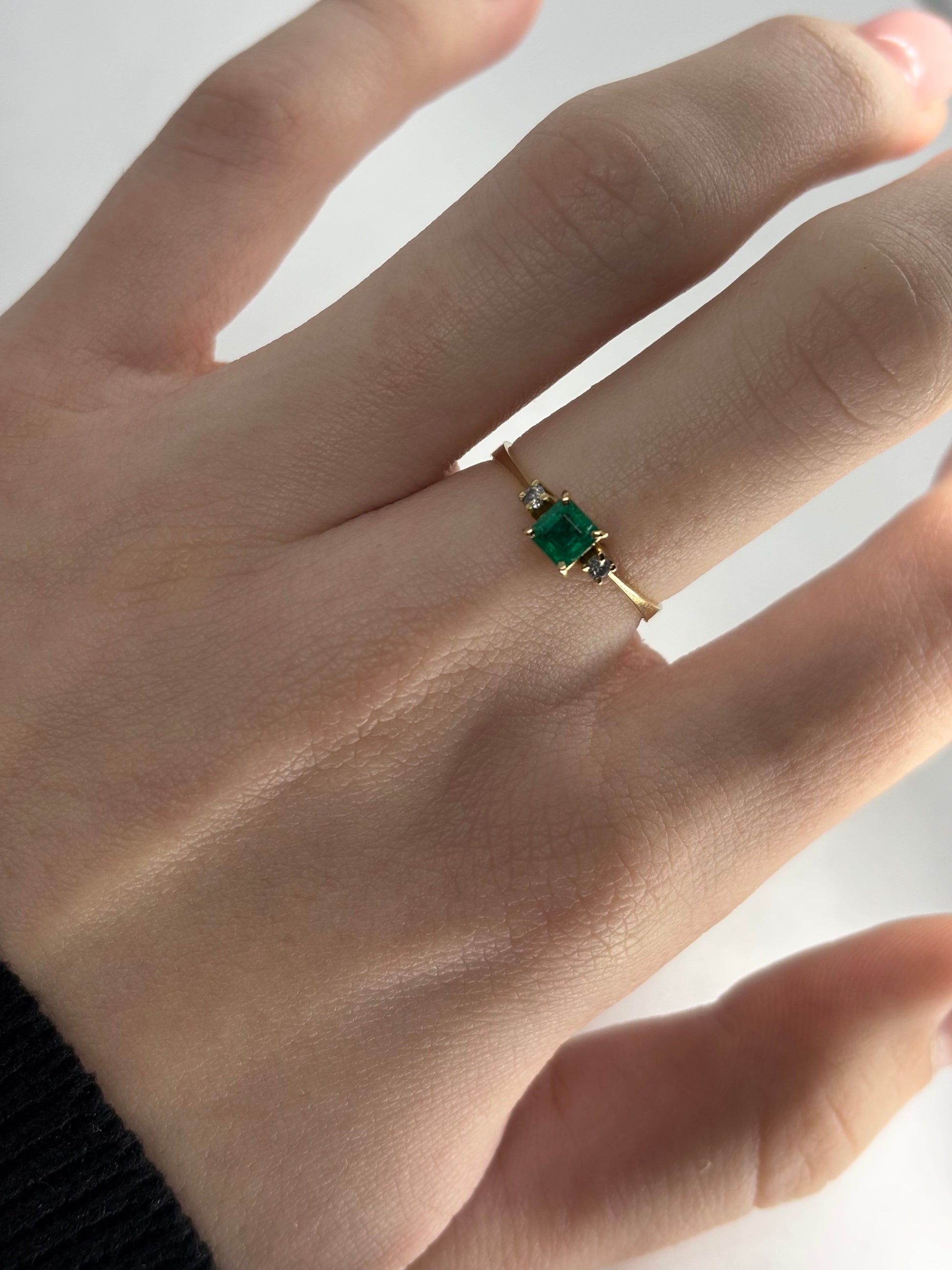 Bague en or jaune 18 carats sertie d’une émeraude taille ovale de 0,40 carat, sublimée par un délicat entourage de diamants totalisant 0,04 carat. Élégante et lumineuse, cette bague met en valeur l’intensité du vert profond de l’émeraude et l’éclat raffiné des diamants. Idéale pour un cadeau précieux ou pour célébrer un moment unique avec une touche de sophistication intemporelle.