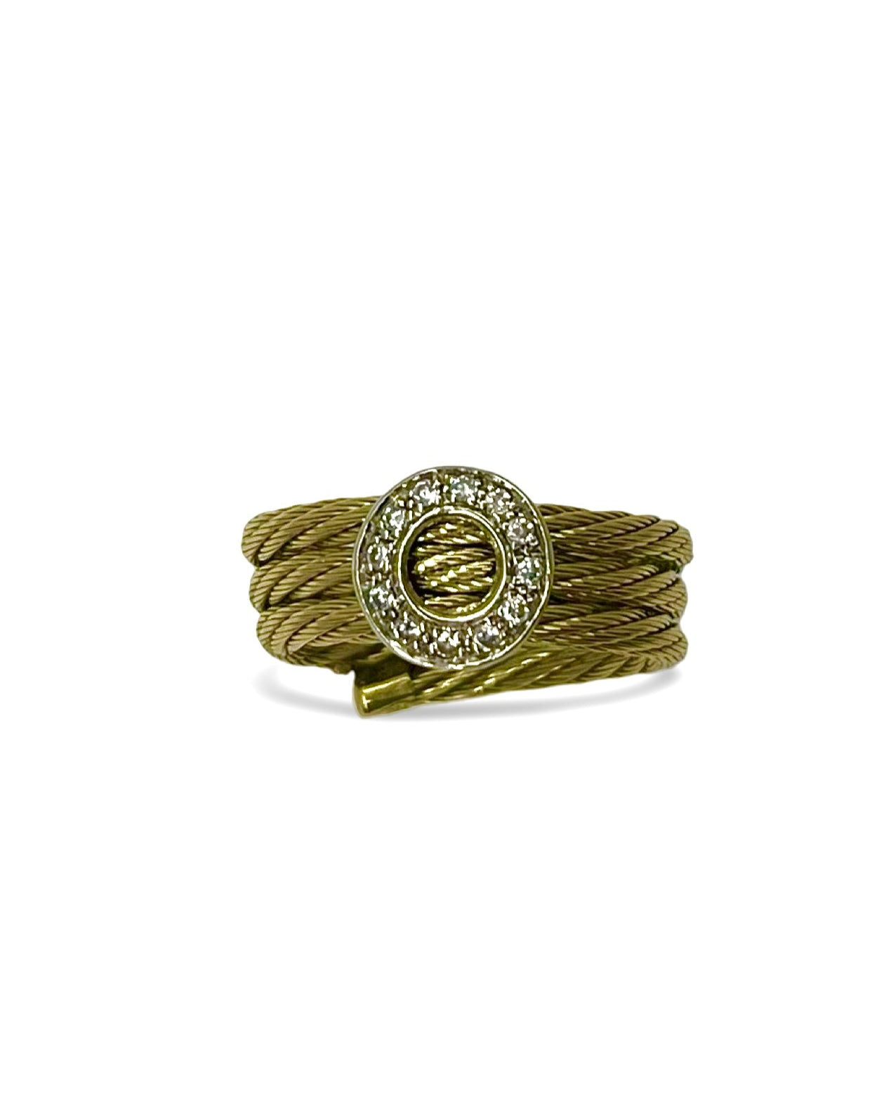 Élégante et raffinée, cette bague en or jaune est sertie de 12 diamants naturels pour un poids total de 0,12 carat. Son éclat subtil et sa finesse en font un bijou intemporel, parfait pour sublimer chaque instant. Idéale en cadeau ou pour compléter une collection, cette bague allie luxe et délicatesse avec brio.