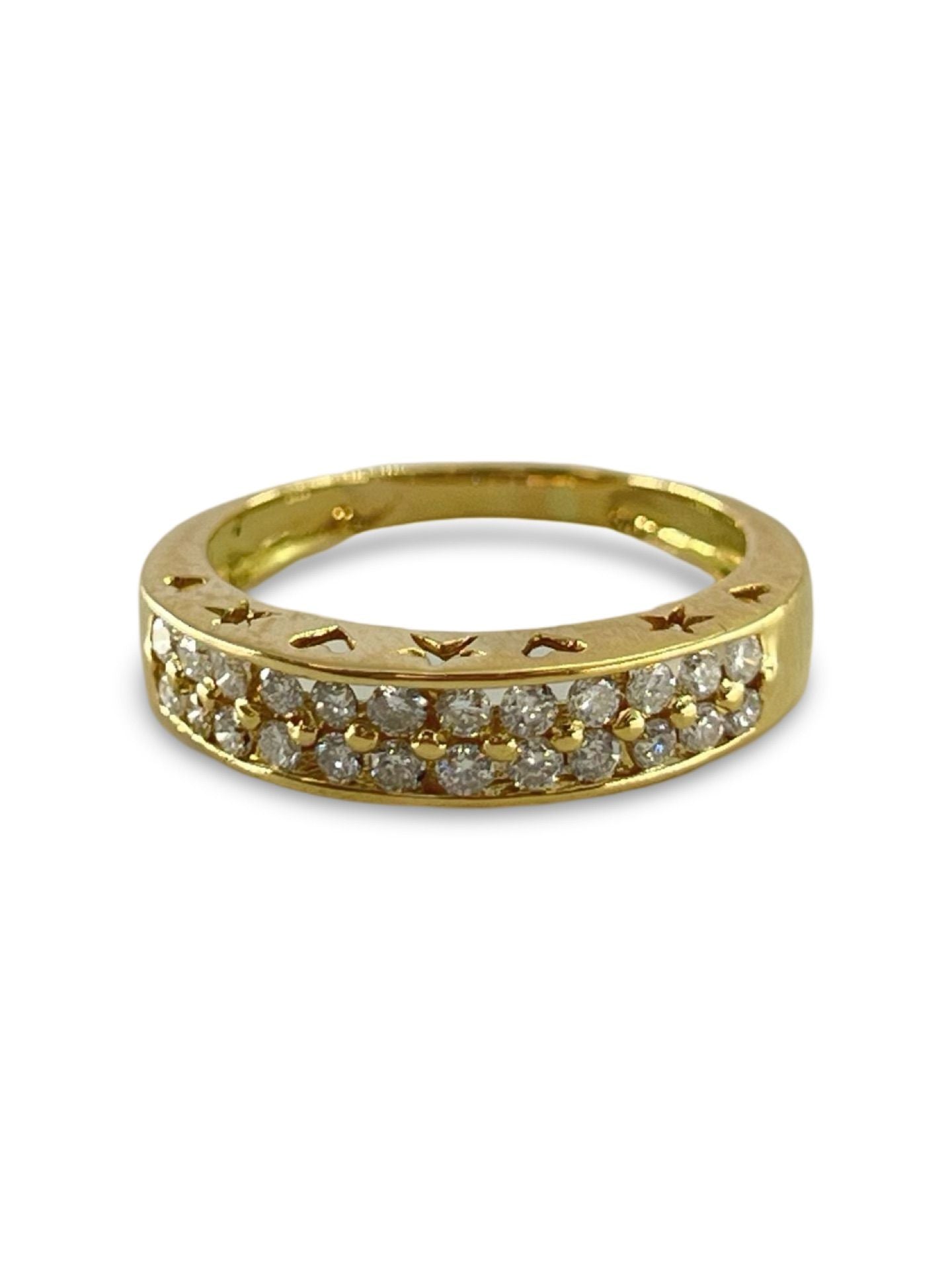 Découvrez cette élégante bague en or jaune, sublimée par 24 diamants étincelants de 0,025 ct chacun. Avec un total de 0,60 ct de diamants, cette pièce de joaillerie raffinée est idéale pour ajouter une touche de luxe à votre collection. Parfaite pour un cadeau spécial ou pour se faire plaisir, cette bague allie finesse et éclat. 