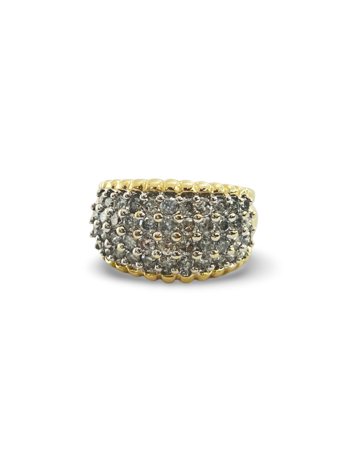 Découvrez cette élégante bague en or jaune, sublimée par 44 diamants naturels d'une pureté exceptionnelle. Avec un total de 1,65 carat, cette pièce raffinée allie luxe et sophistication pour sublimer chaque instant. Que ce soit pour une occasion spéciale ou pour ajouter une touche d'élégance à votre quotidien, cette bague en or jaune est le choix parfait.