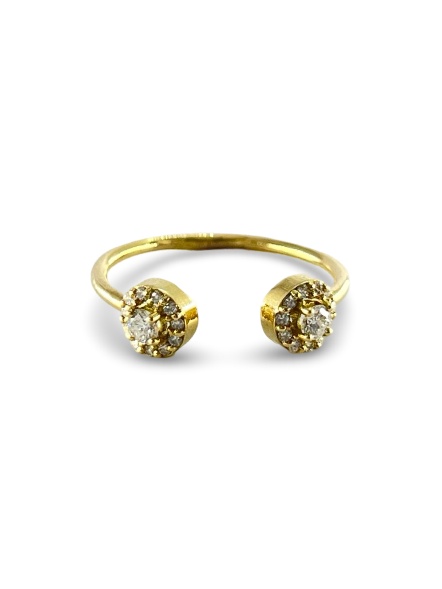 Découvrez cette élégante bague en or jaune, sublimée par deux diamants naturels de 0,05 ct chacun, ainsi que de petits diamants d'un poids total de 0,16 ct. Parfaite pour ajouter une touche de brillance à votre quotidien, cette bague allie qualité et raffinement. Idéale pour une occasion spéciale ou comme cadeau précieux, elle met en valeur la beauté intemporelle de l'or jaune et des diamants naturels.
