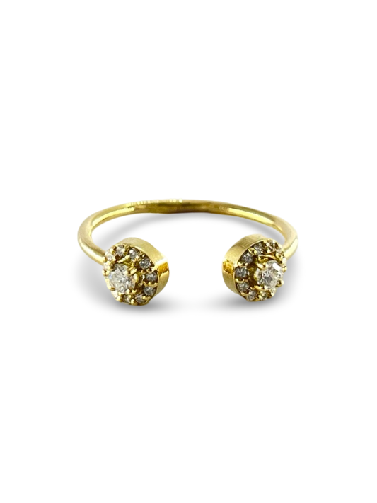 Découvrez cette élégante bague en or jaune, sublimée par deux diamants naturels de 0,05 ct chacun, ainsi que de petits diamants d'un poids total de 0,16 ct. Parfaite pour ajouter une touche de brillance à votre quotidien, cette bague allie qualité et raffinement. Idéale pour une occasion spéciale ou comme cadeau précieux, elle met en valeur la beauté intemporelle de l'or jaune et des diamants naturels.