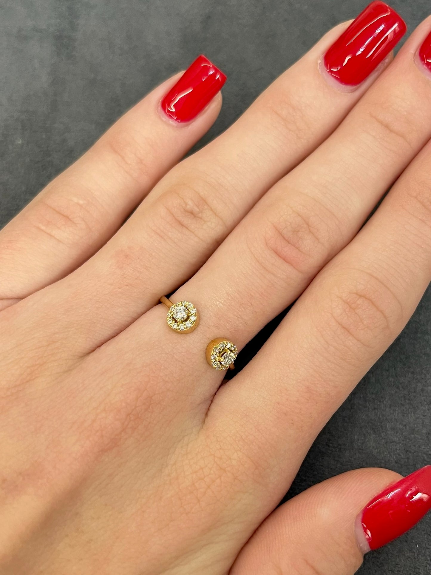 Découvrez cette élégante bague en or jaune, sublimée par deux diamants naturels de 0,05 ct chacun, ainsi que de petits diamants d'un poids total de 0,16 ct. Parfaite pour ajouter une touche de brillance à votre quotidien, cette bague allie qualité et raffinement. Idéale pour une occasion spéciale ou comme cadeau précieux, elle met en valeur la beauté intemporelle de l'or jaune et des diamants naturels.