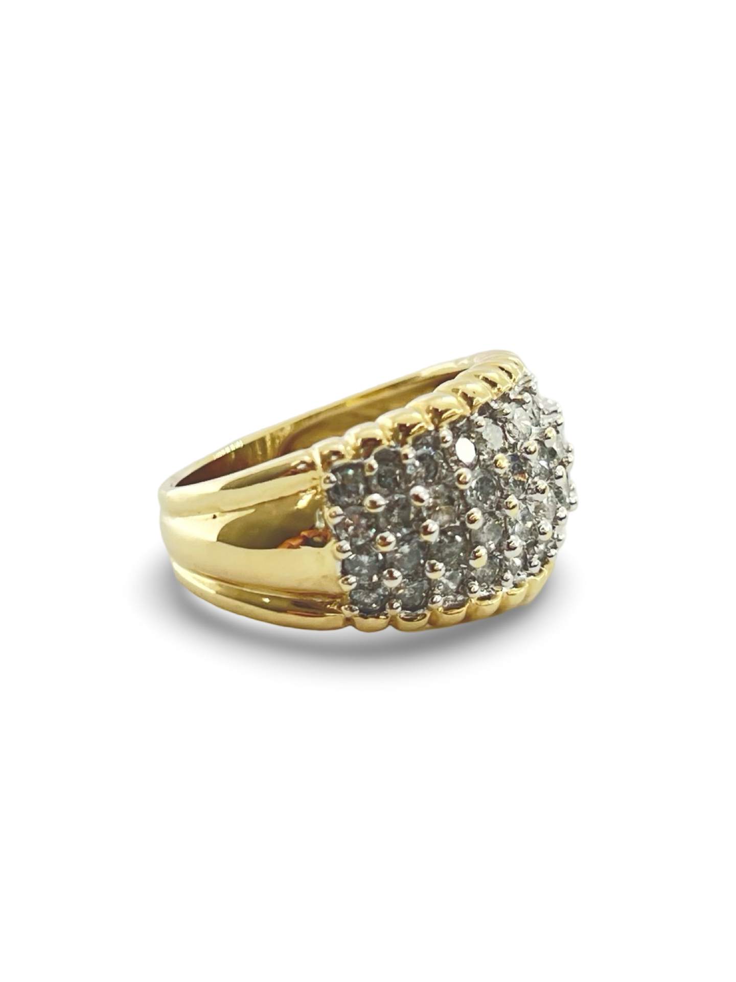 Découvrez cette élégante bague en or jaune, sublimée par 44 diamants naturels d'une pureté exceptionnelle. Avec un total de 1,65 carat, cette pièce raffinée allie luxe et sophistication pour sublimer chaque instant. Que ce soit pour une occasion spéciale ou pour ajouter une touche d'élégance à votre quotidien, cette bague en or jaune est le choix parfait.