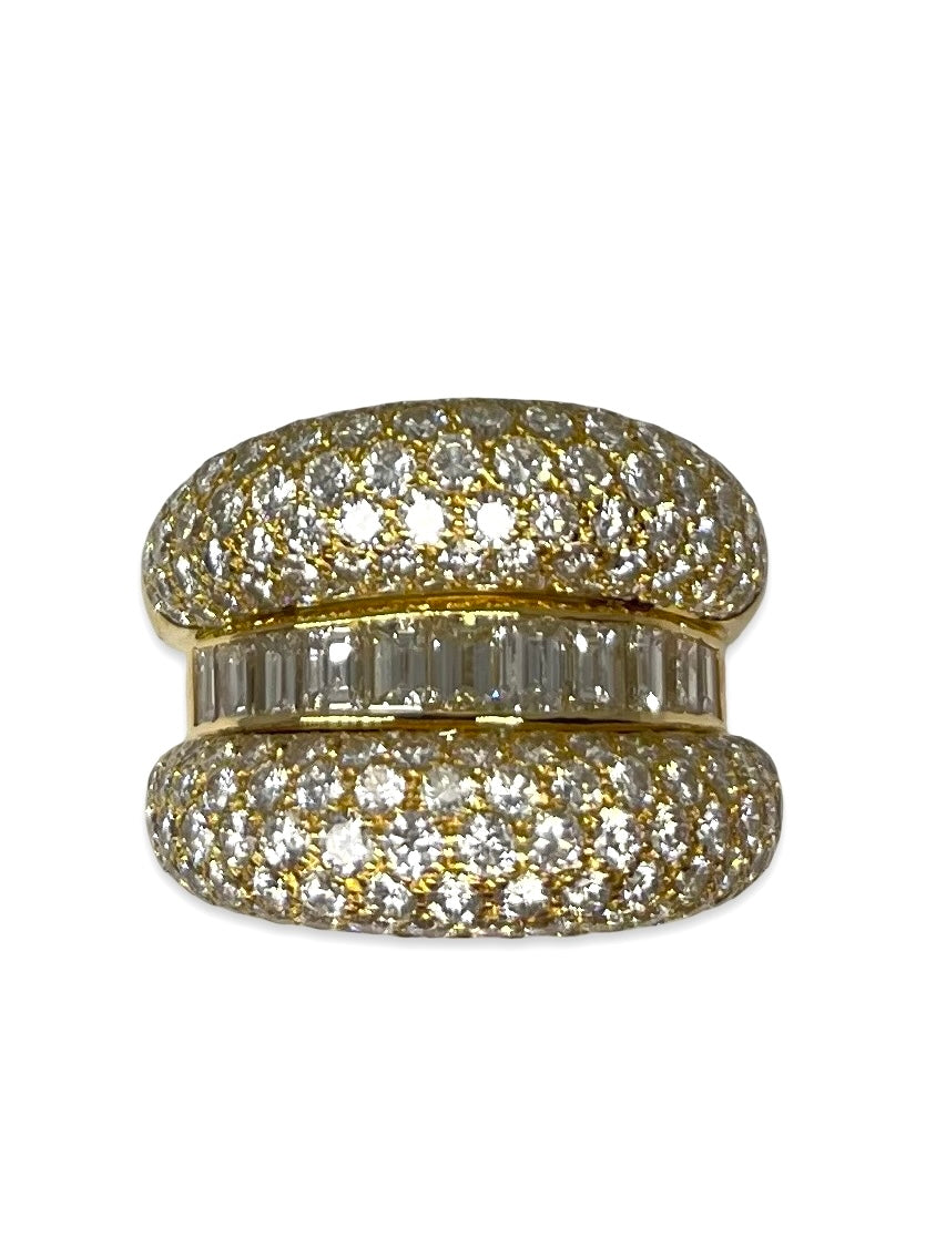 Somptueuse bague en or jaune sertie de diamants totalisant 5 carats, alliant éclat intense et raffinement absolu. Ce bijou d’exception séduit par sa brillance et son élégance, idéal pour les grandes occasions ou sublimer une tenue de soirée. Une pièce luxueuse au style intemporel, symbole de prestige et de beauté.