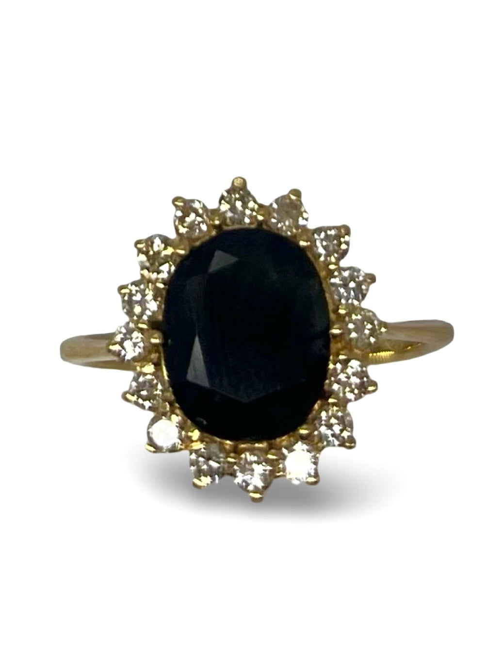 Bague en or jaune sublimée par un somptueux saphir de 3 carats, accompagné de diamants étincelants totalisant 0,40 ct. Une création raffinée alliant éclat et élégance, idéale pour une demande en mariage ou un cadeau d’exception. Pièce unique mettant en valeur le charme intemporel des pierres précieuses.