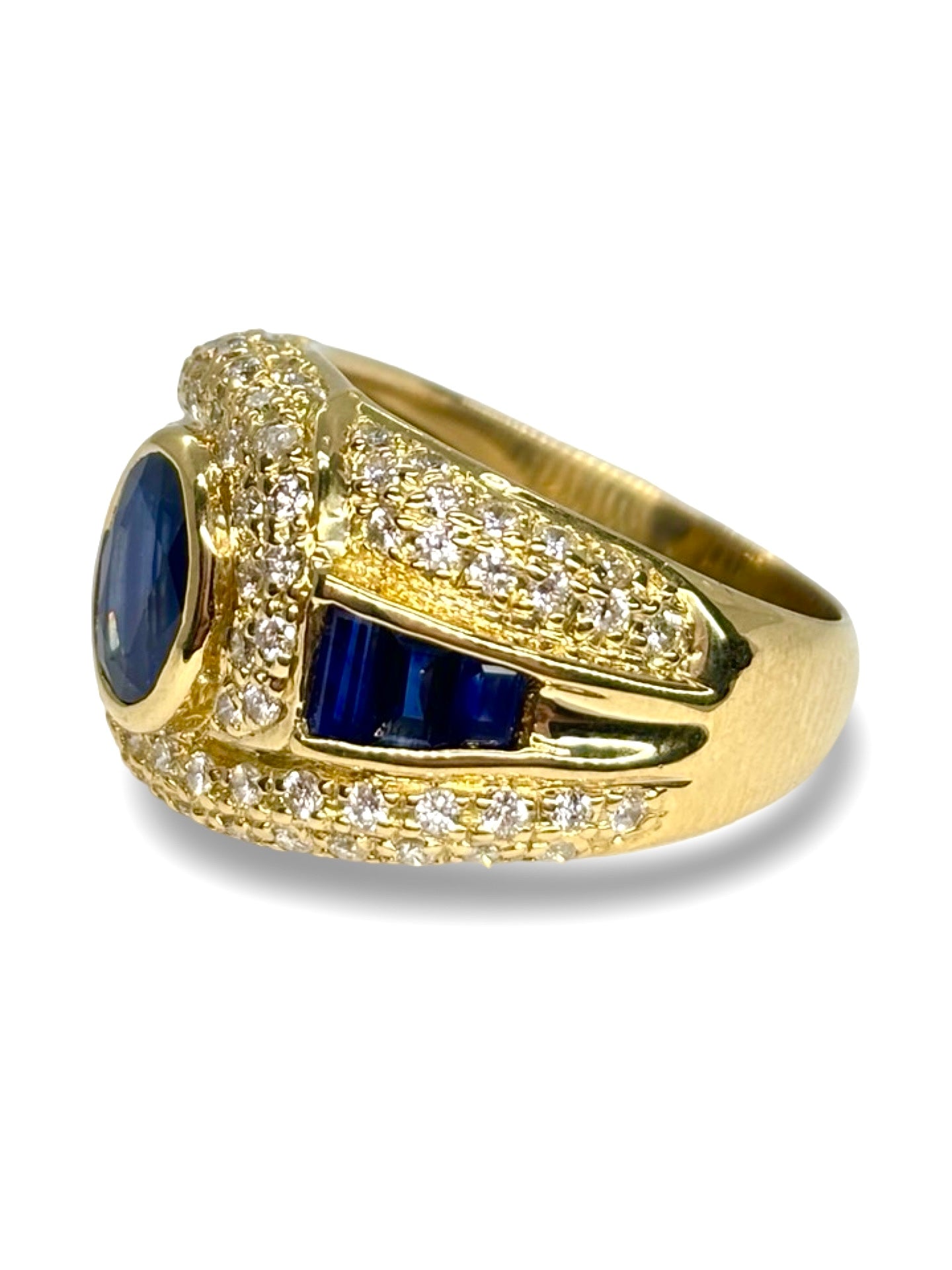 Bague en or jaune ornée d’un saphir bleu de 2,5 carats et de diamants totalisant 1 carat. Ce bijou allie éclat et sophistication, mettant en valeur la profondeur du saphir et la brillance des diamants. Idéal pour sublimer la main avec élégance et apporter une touche de luxe intemporel à toutes les occasions.