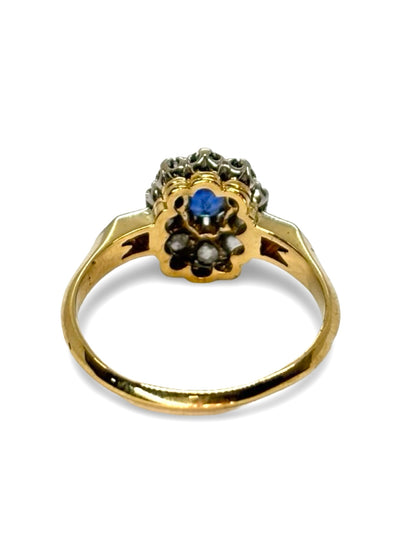 Laissez-vous séduire par cette bague en or jaune sublimée par un saphir de 0,5 ct et 0,5 ct de diamants. Alliant la profondeur du bleu au scintillement des diamants, ce bijou incarne l’élégance et le raffinement. Parfait pour marquer une occasion spéciale ou enrichir votre collection, il reflète un style intemporel et prestigieux.