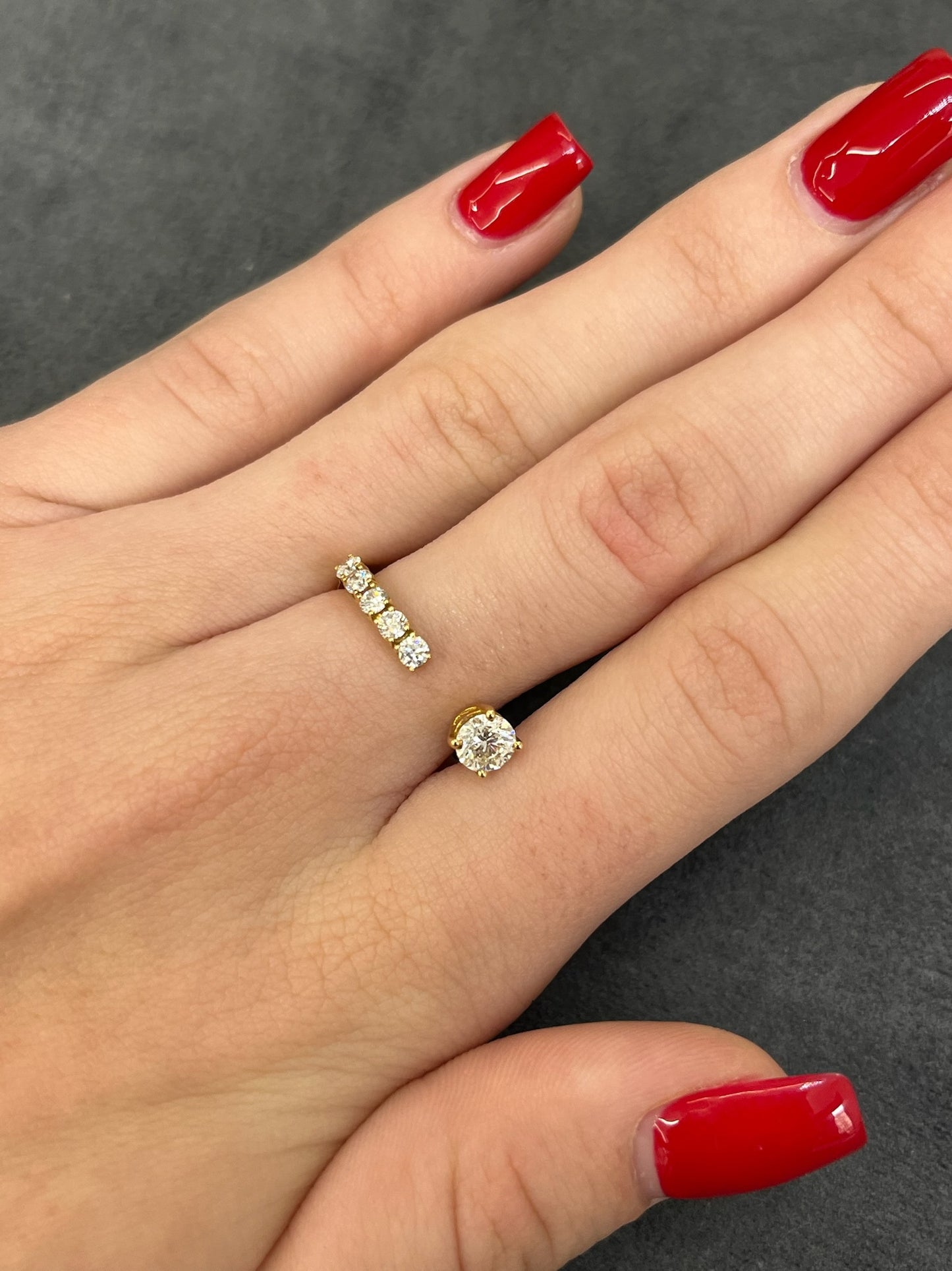 Découvrez cette magnifique bague en or jaune, sublimée par un diamant central de 0,53 carat (qualité F-Si2) et entourée de cinq petits diamants de 0,05 carat chacun. Un bijou raffiné et élégant, idéal pour célébrer un moment spécial ou comme symbole d'amour intemporel.
