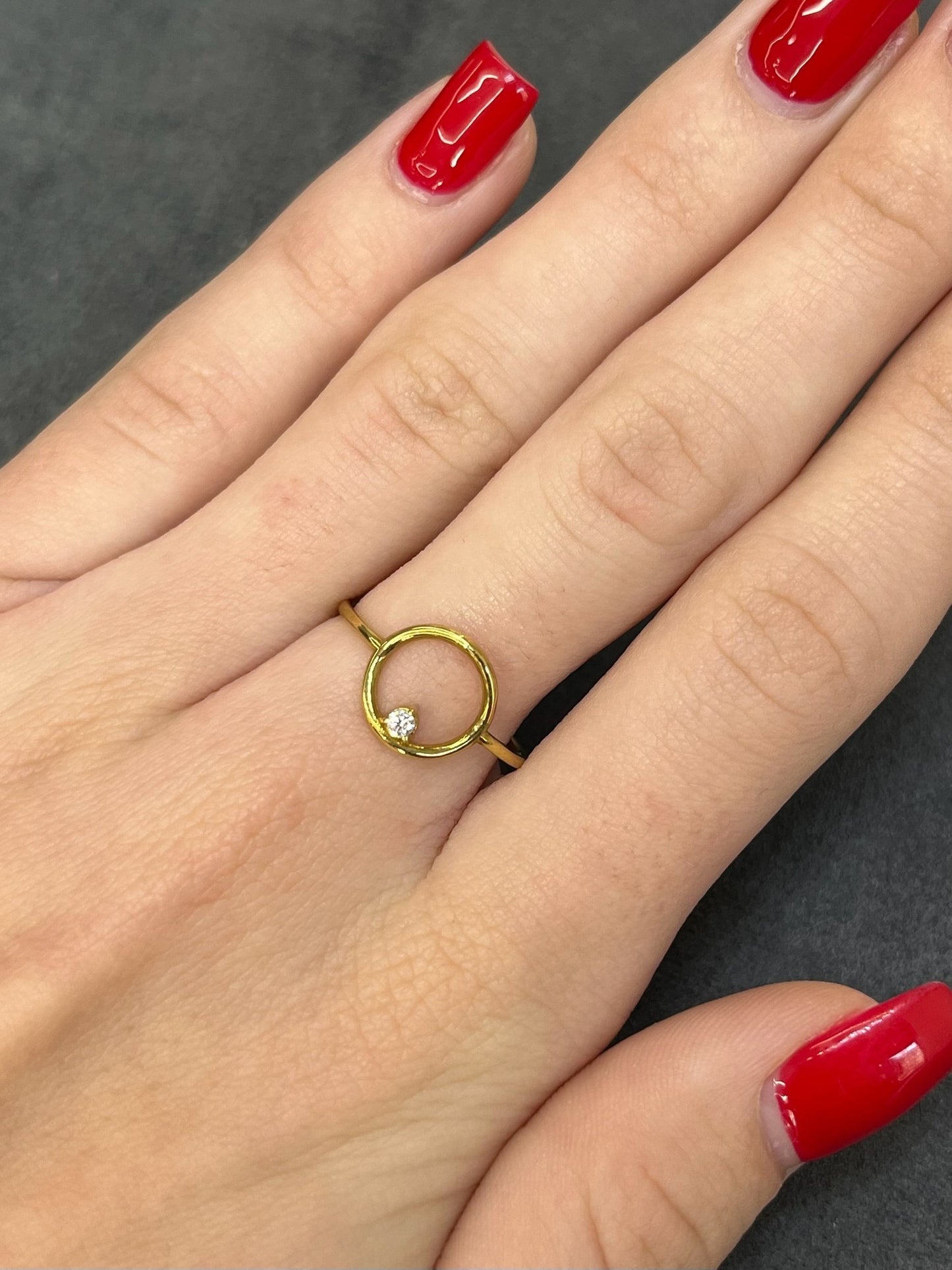 Découvrez cette élégante bague en or jaune, subtilement ornée d'un diamant de 0,03 ct. Parfaite pour un cadeau spécial ou pour ajouter une touche à votre collection de bijoux, cette bague combine raffinement et éclat. Le diamant, d'une qualité remarquable, rehausse l'éclat de l'or jaune, créant ainsi une pièce intemporelle et pleine de charme