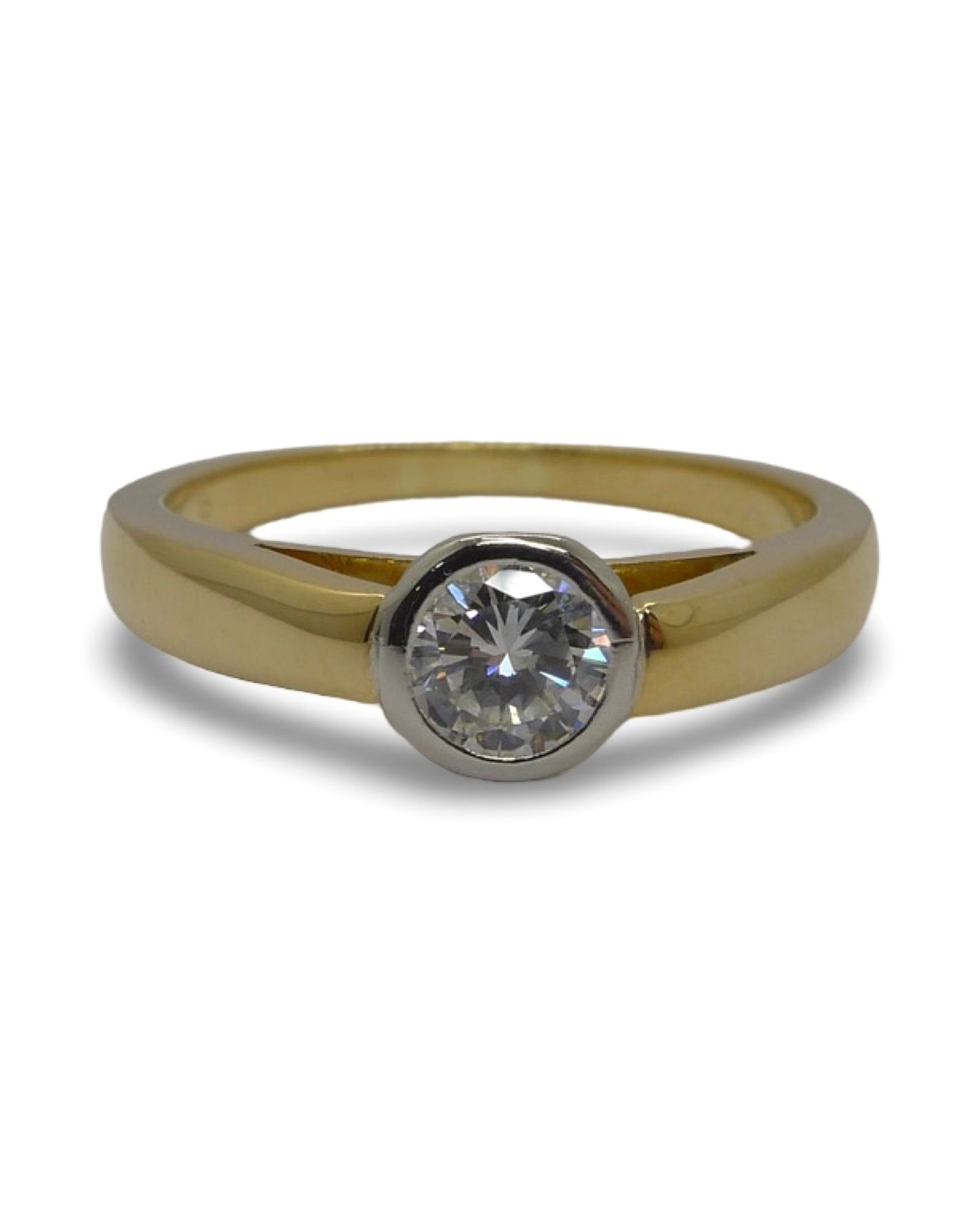 Découvrez notre magnifique bague solitaire en or jaune, sublimée par un diamant naturel taille brillant d’environ 0,50 carat, qualité F-VS1. Un bijou raffiné qui allie éclat et sophistication, parfait pour une demande en mariage, un cadeau d’exception ou simplement pour se faire plaisir. Offrez l’élégance d’un diamant lumineux sur un anneau en or jaune, symbole de pureté et d’amour éternel.