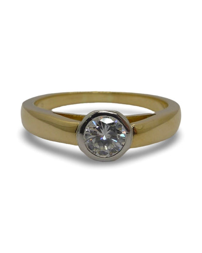 Découvrez notre magnifique bague solitaire en or jaune, sublimée par un diamant naturel taille brillant d’environ 0,50 carat, qualité F-VS1. Un bijou raffiné qui allie éclat et sophistication, parfait pour une demande en mariage, un cadeau d’exception ou simplement pour se faire plaisir. Offrez l’élégance d’un diamant lumineux sur un anneau en or jaune, symbole de pureté et d’amour éternel.