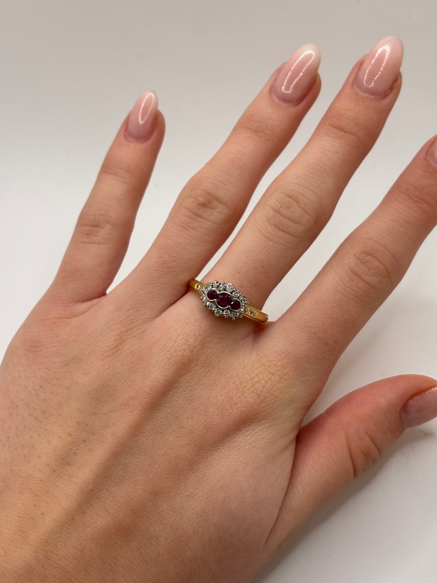 Bague en or jaune sertie d’un rubis de 0,25 carat et de diamants totalisant 0,25 carat. Ce bijou élégant met en valeur l’intensité du rubis, sublimée par l’éclat des diamants. Une bague raffinée et lumineuse, idéale pour les amateurs de joaillerie fine, de pierres précieuses et de pièces uniques au design classique et sophistiqué.
