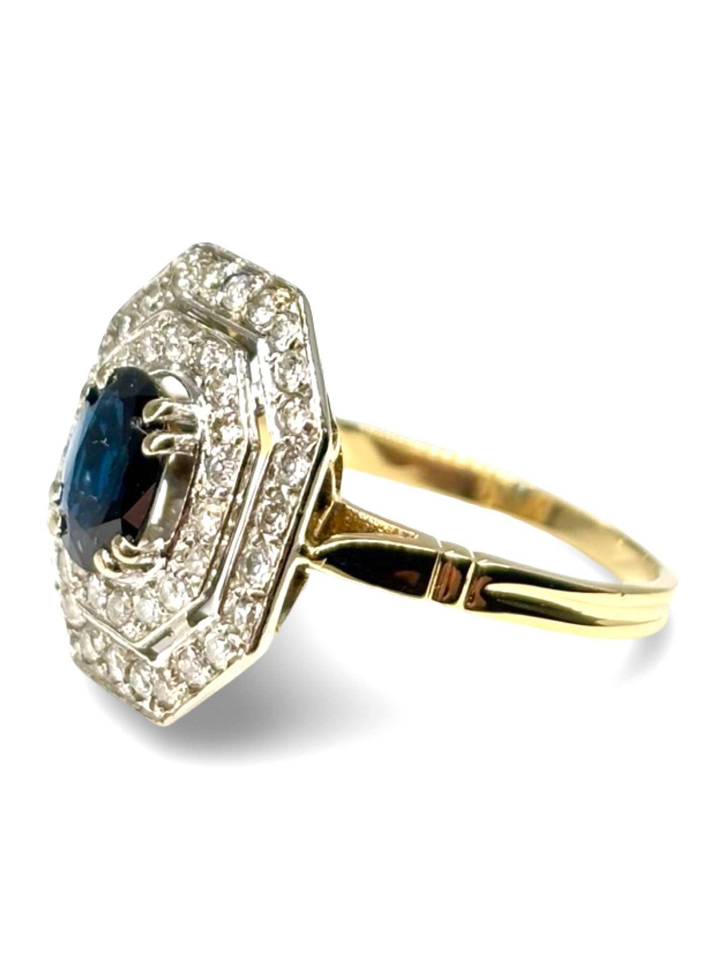 Bague en or jaune 18 carats sertie d’un saphir bleu naturel de 1 carat, entouré de diamants pour un total de 0,42 carat. Bijou de joaillerie élégant et intemporel, idéal pour fiançailles, anniversaire ou cadeau précieux. Le contraste entre l’or jaune lumineux, le bleu profond du saphir et l’éclat des diamants souligne un style raffiné et précieux.