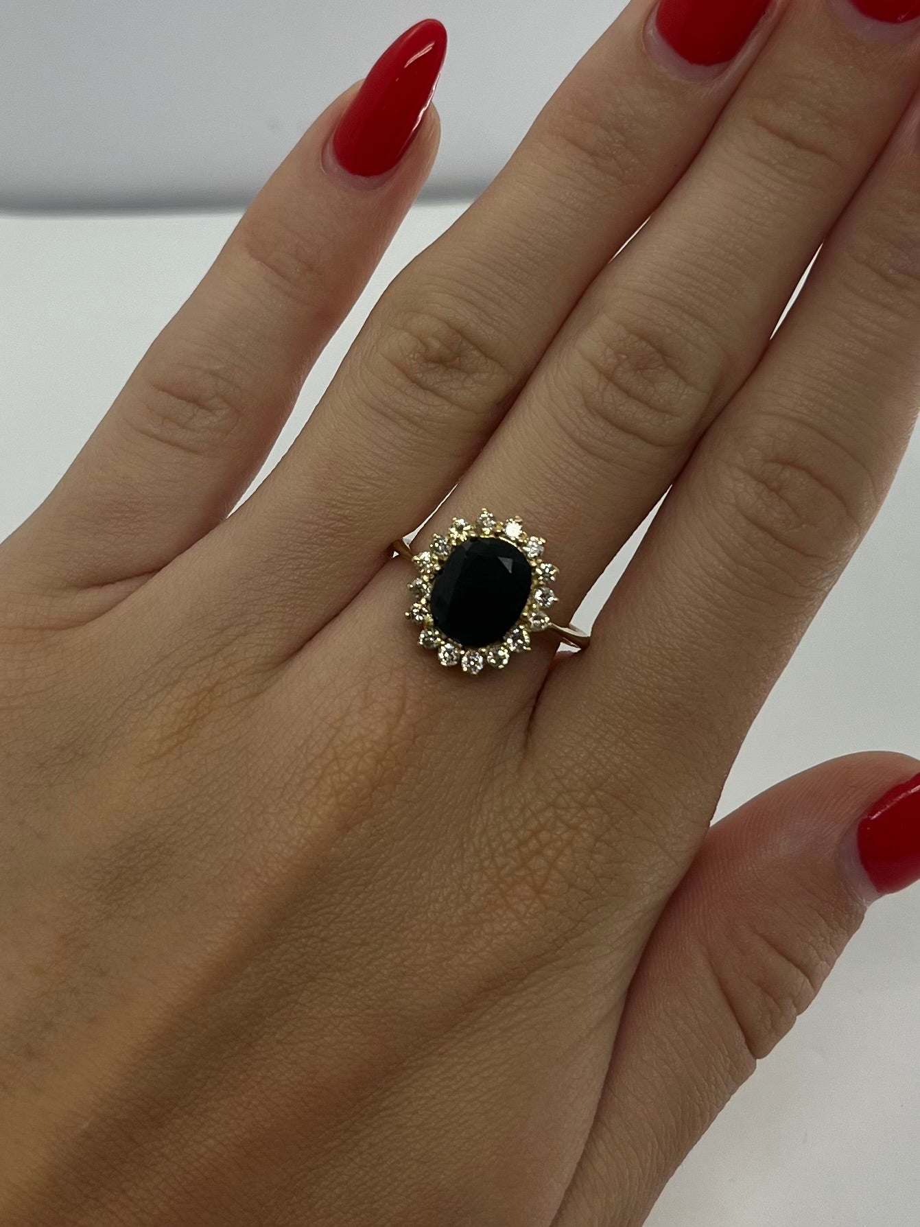 Bague en or jaune sublimée par un somptueux saphir de 3 carats, accompagné de diamants étincelants totalisant 0,40 ct. Une création raffinée alliant éclat et élégance, idéale pour une demande en mariage ou un cadeau d’exception. Pièce unique mettant en valeur le charme intemporel des pierres précieuses.