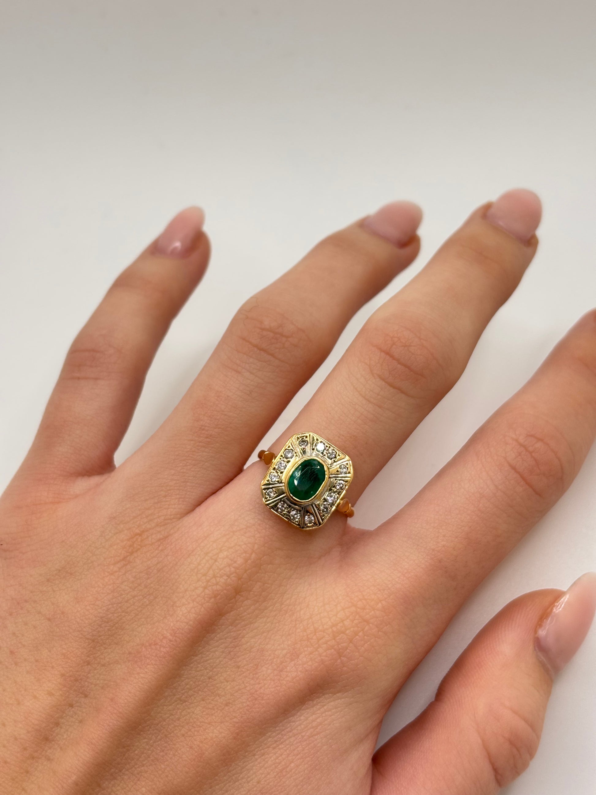 Bague en or jaune sertie d’une émeraude de 1 carat et de diamants totalisant 0,15 carat. Ce bijou élégant met en valeur la couleur intense de l’émeraude, sublimée par l’éclat des diamants. Une bague raffinée et intemporelle, idéale pour les amateurs de joaillerie fine, de pierres précieuses et de bijoux précieux au design classique.