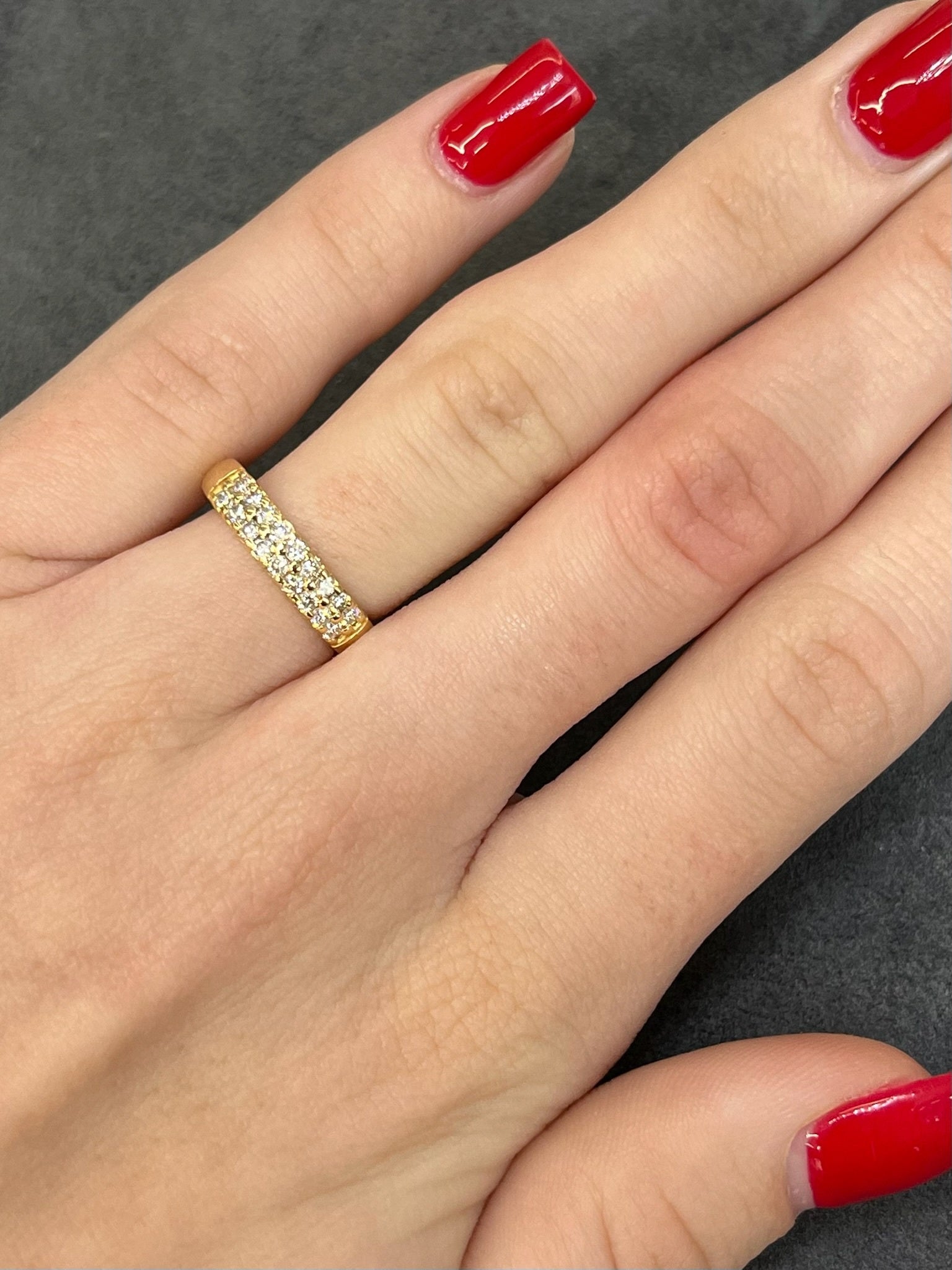 Découvrez cette élégante bague en or jaune, sublimée par 24 diamants étincelants de 0,025 ct chacun. Avec un total de 0,60 ct de diamants, cette pièce de joaillerie raffinée est idéale pour ajouter une touche de luxe à votre collection. Parfaite pour un cadeau spécial ou pour se faire plaisir, cette bague allie finesse et éclat. 
