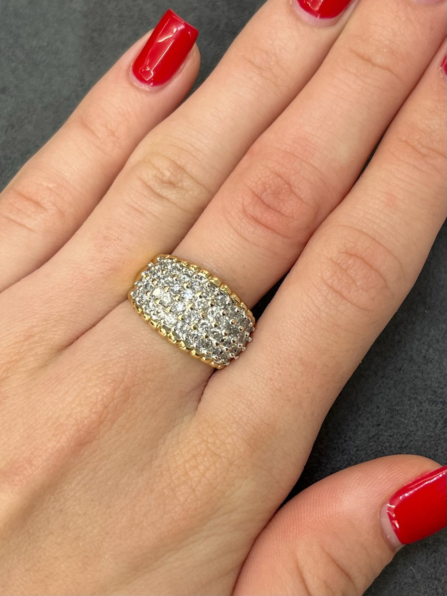 Découvrez cette élégante bague en or jaune, sublimée par 44 diamants naturels d'une pureté exceptionnelle. Avec un total de 1,65 carat, cette pièce raffinée allie luxe et sophistication pour sublimer chaque instant. Que ce soit pour une occasion spéciale ou pour ajouter une touche d'élégance à votre quotidien, cette bague en or jaune est le choix parfait.