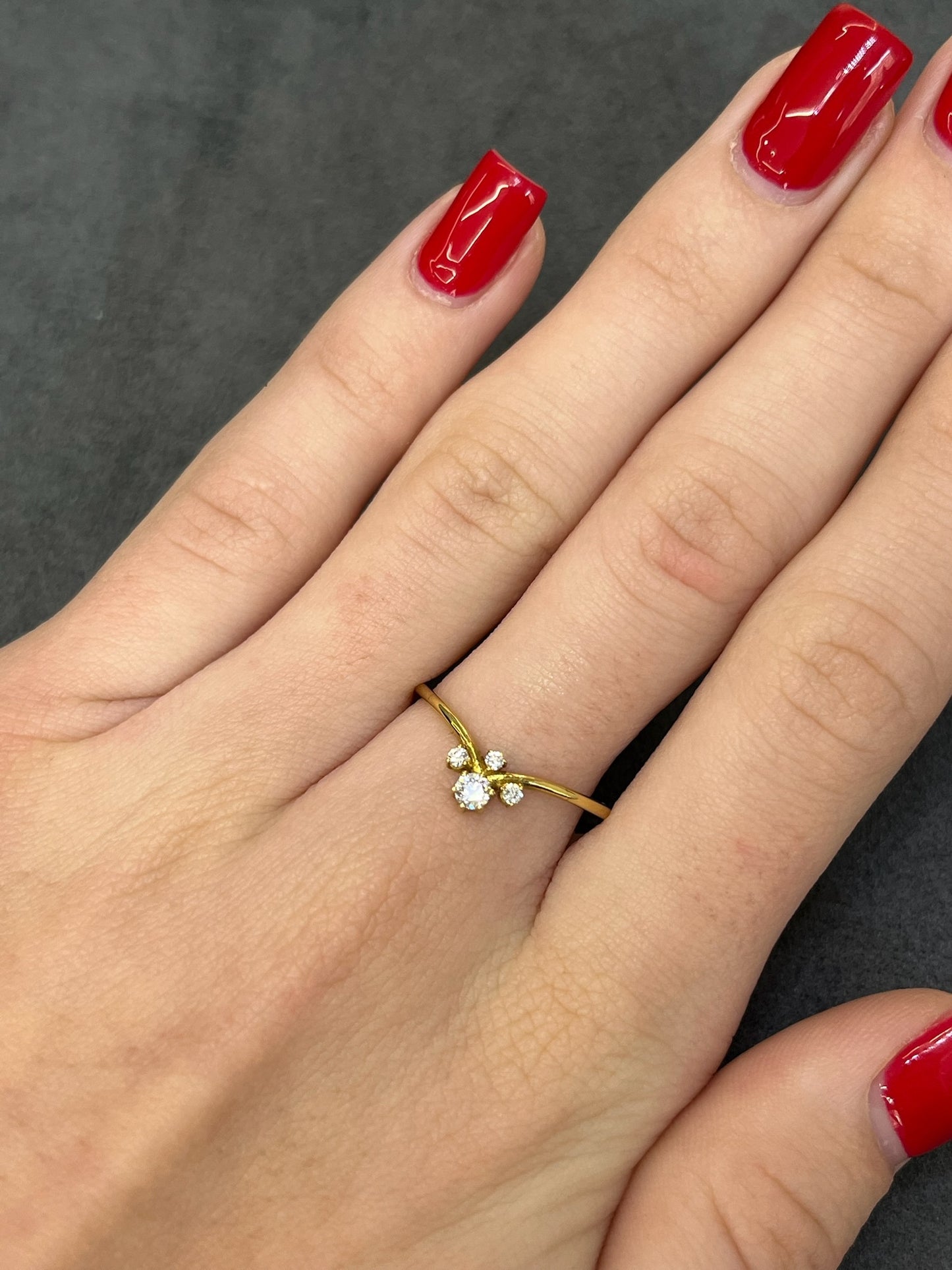 Découvrez cette élégante bague en or jaune, sublimée par des diamants naturels d’un poids total de 0,18 ct. Un bijou raffiné qui apporte une touche de lumière à chaque instant. Parfait pour sublimer vos tenues ou comme cadeau intemporel, cette bague allie finesse et éclat pour un résultat éblouissant.