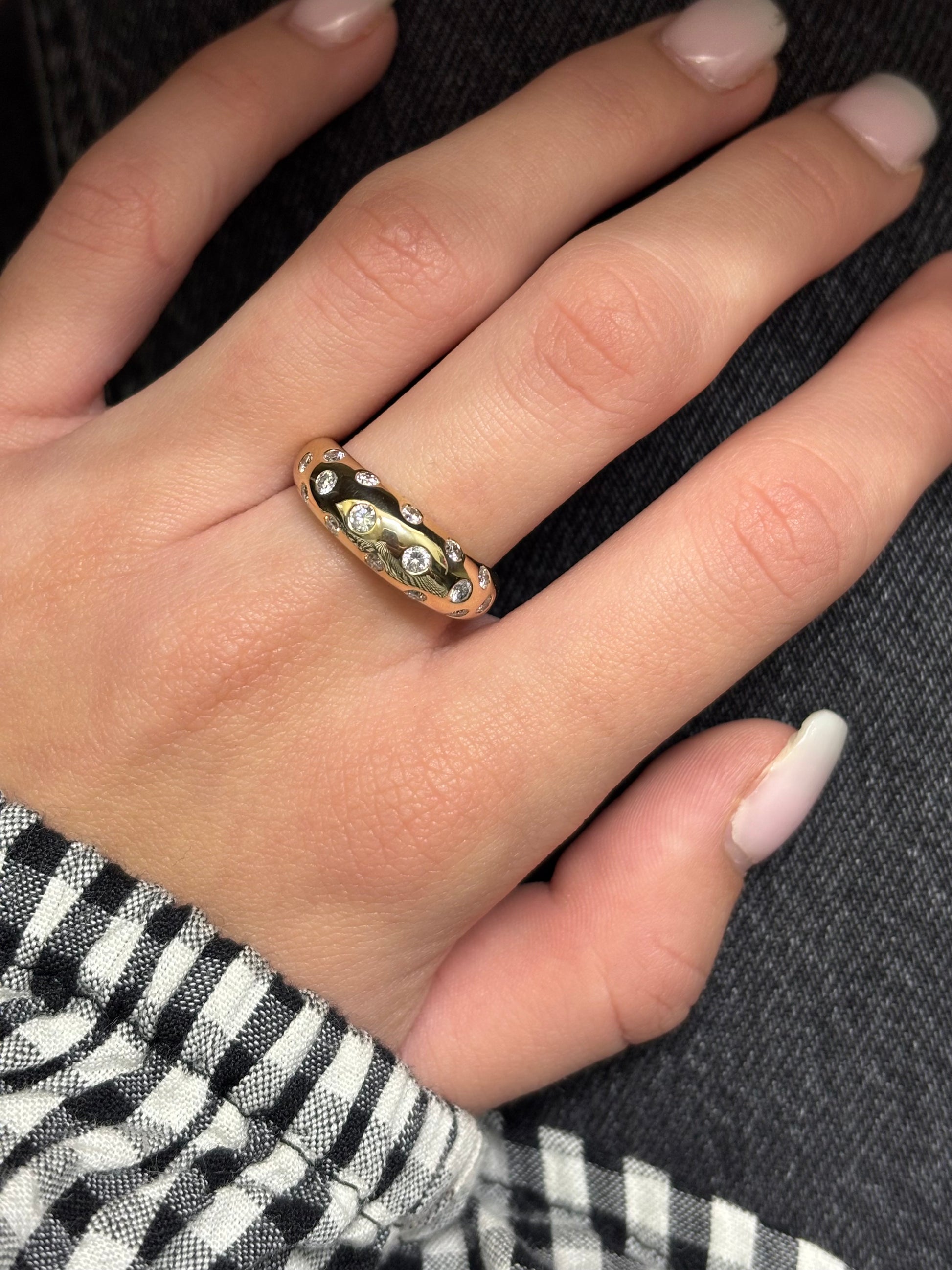 Élégante et intemporelle, cette bague en or jaune sertie de 0,80 ct de diamants incarne le raffinement et la sophistication. Parfaite pour célébrer un moment unique ou sublimer votre style au quotidien, elle associe la chaleur de l’or jaune à l’éclat des diamants pour un bijou prestigieux et éternel.