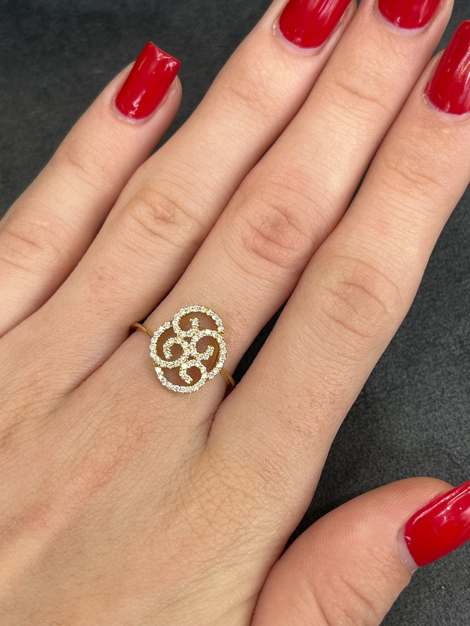 Découvrez notre élégante bague en or jaune, magnifiquement sertie de diamants naturels d’un poids total de 0,65 ct. Ce bijou raffiné allie la brillance de l'or jaune à la pureté des diamants pour créer un accessoire intemporel, parfait pour sublimer vos mains. Idéale pour une occasion spéciale ou comme cadeau précieux, cette bague offre un éclat naturel et une qualité irréprochable.