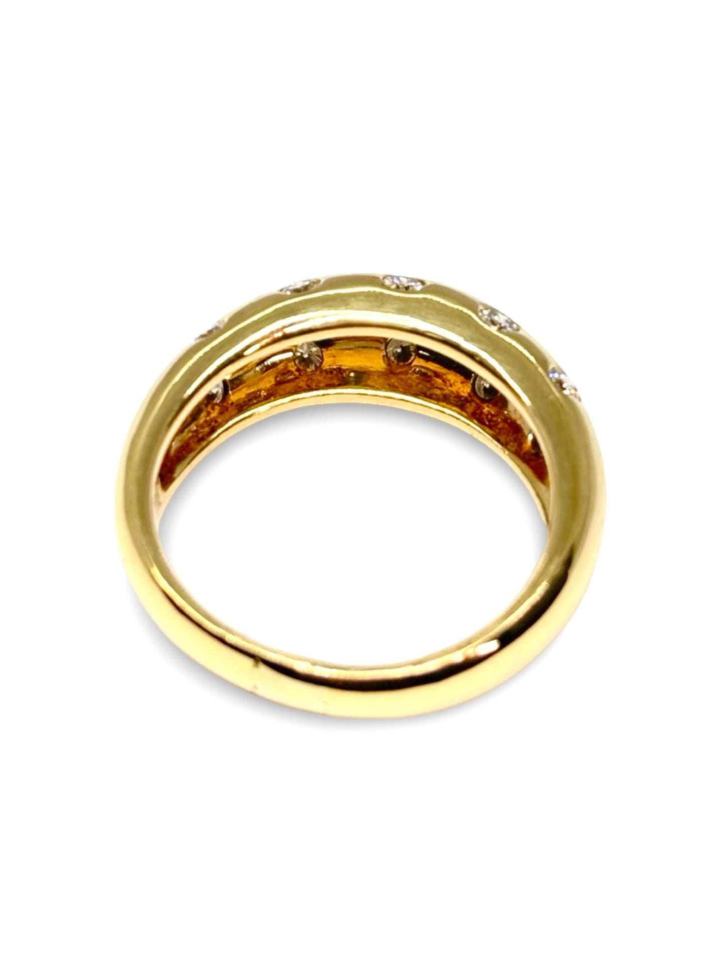 Élégante et intemporelle, cette bague en or jaune sertie de 0,80 ct de diamants incarne le raffinement et la sophistication. Parfaite pour célébrer un moment unique ou sublimer votre style au quotidien, elle associe la chaleur de l’or jaune à l’éclat des diamants pour un bijou prestigieux et éternel.