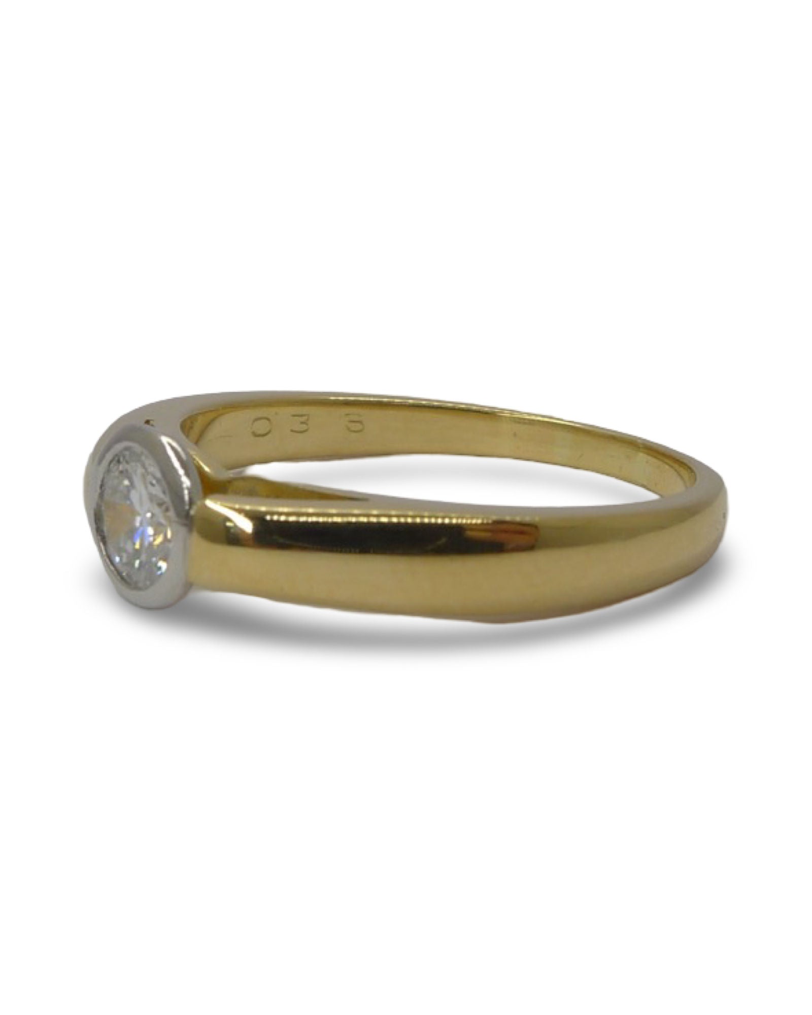 Découvrez notre magnifique bague solitaire en or jaune, sublimée par un diamant naturel taille brillant d’environ 0,50 carat, qualité F-VS1. Un bijou raffiné qui allie éclat et sophistication, parfait pour une demande en mariage, un cadeau d’exception ou simplement pour se faire plaisir. Offrez l’élégance d’un diamant lumineux sur un anneau en or jaune, symbole de pureté et d’amour éternel.