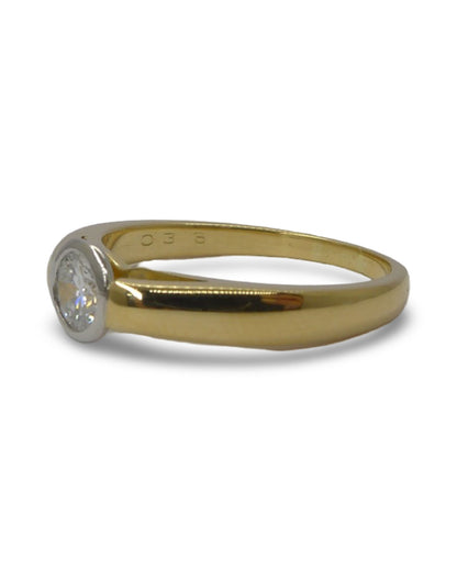 Découvrez notre magnifique bague solitaire en or jaune, sublimée par un diamant naturel taille brillant d’environ 0,50 carat, qualité F-VS1. Un bijou raffiné qui allie éclat et sophistication, parfait pour une demande en mariage, un cadeau d’exception ou simplement pour se faire plaisir. Offrez l’élégance d’un diamant lumineux sur un anneau en or jaune, symbole de pureté et d’amour éternel.