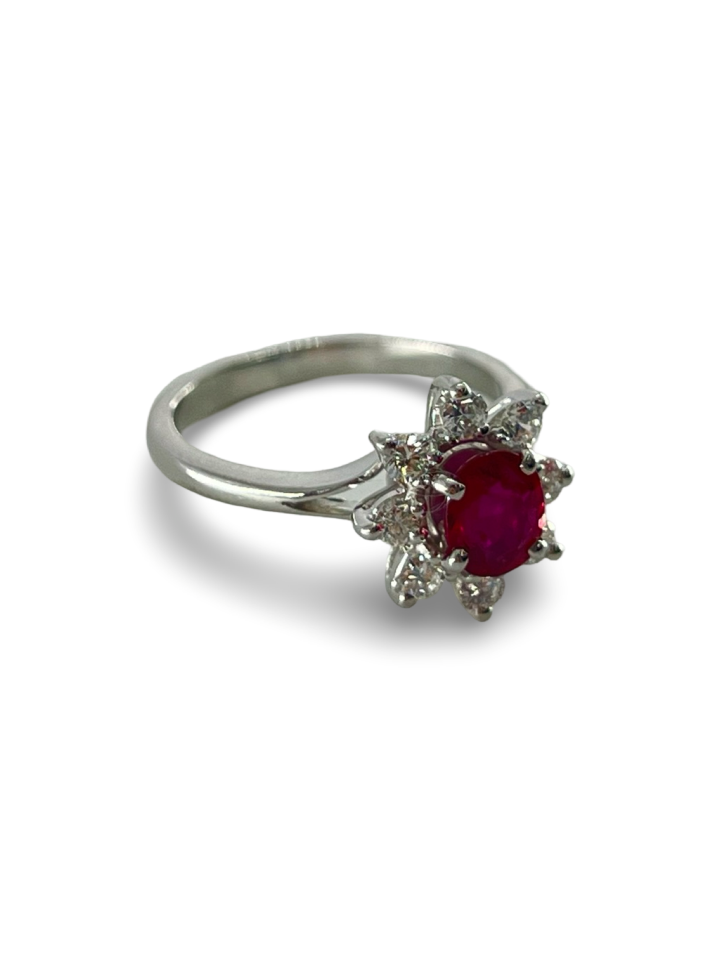 Découvrez cette élégante bague en or jaune, mise en valeur par un magnifique rubis naturel d'une couleur rouge vif d'environ 0,70 carat. Parfaite pour ceux qui recherchent un bijou raffiné, cette pièce allie la chaleur de l'or jaune à l'éclat d'un rubis d'exception. Un choix idéal pour une occasion spéciale ou pour ajouter une touche de luxe à votre collection de bijoux.