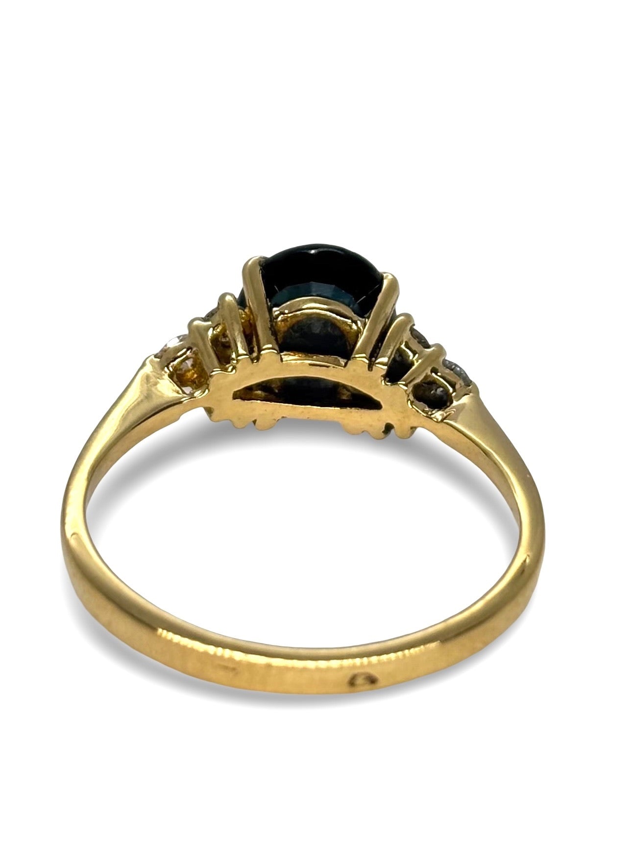 Sublime bague en or jaune 18 carats, mettant en valeur un somptueux saphir bleu de 1,5 carat, rehaussé par 0,18 carat de diamants éclatants. Ce bijou allie la chaleur de l’or jaune à la profondeur du saphir, pour un rendu à la fois classique et raffiné. Une pièce d’exception qui séduit par son élégance intemporelle, idéale pour célébrer un moment précieux ou affirmer un style élégant au quotidien.