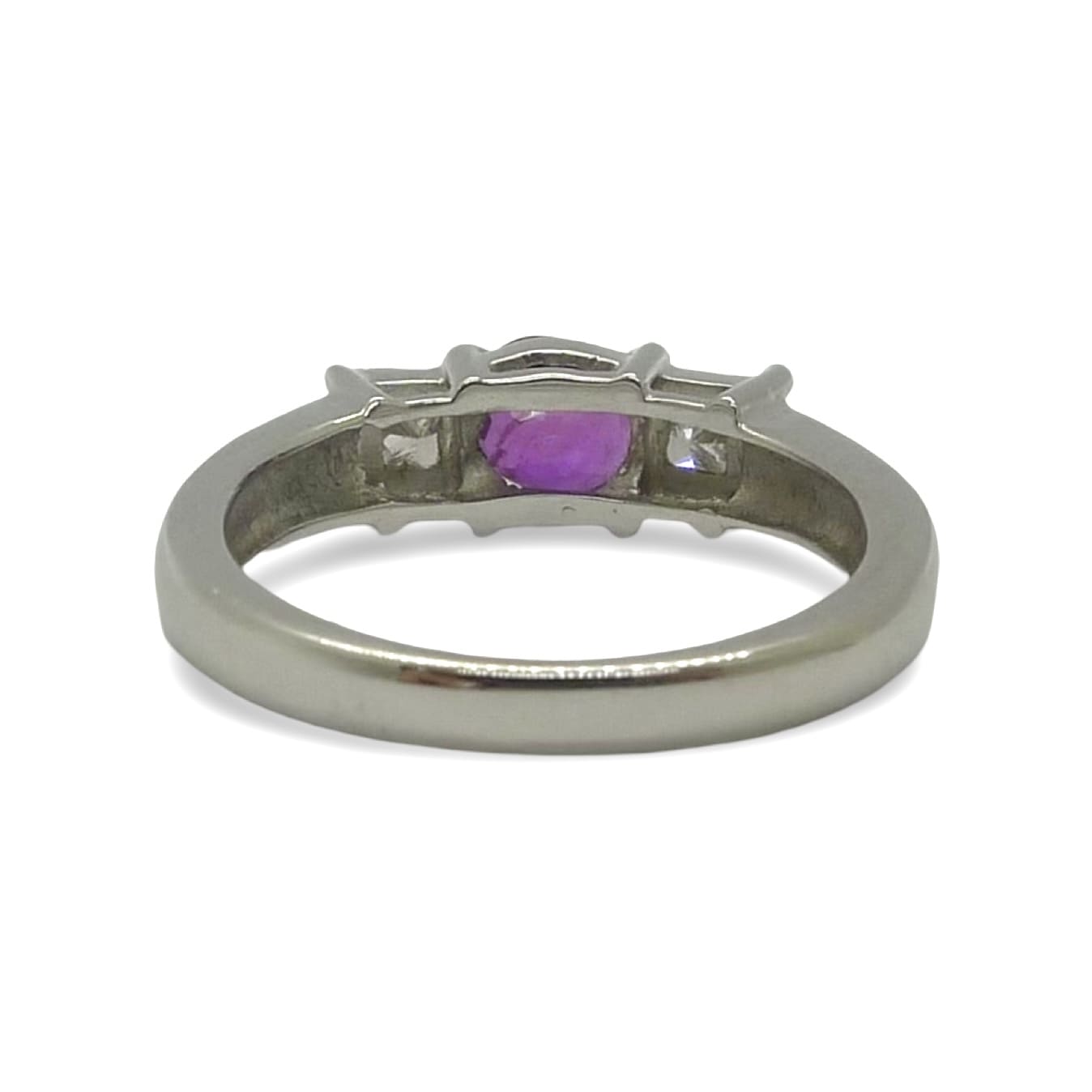 Laissez-vous charmer par cette somptueuse bague en or, sublimée par un saphir rose de 1 carat et entourée de diamants scintillants totalisant 0,60 ct. Un bijou d’exception qui allie la douceur du saphir rose à l’éclat intemporel des diamants. Parfaite pour une demande en mariage, un cadeau précieux ou simplement pour sublimer votre style.