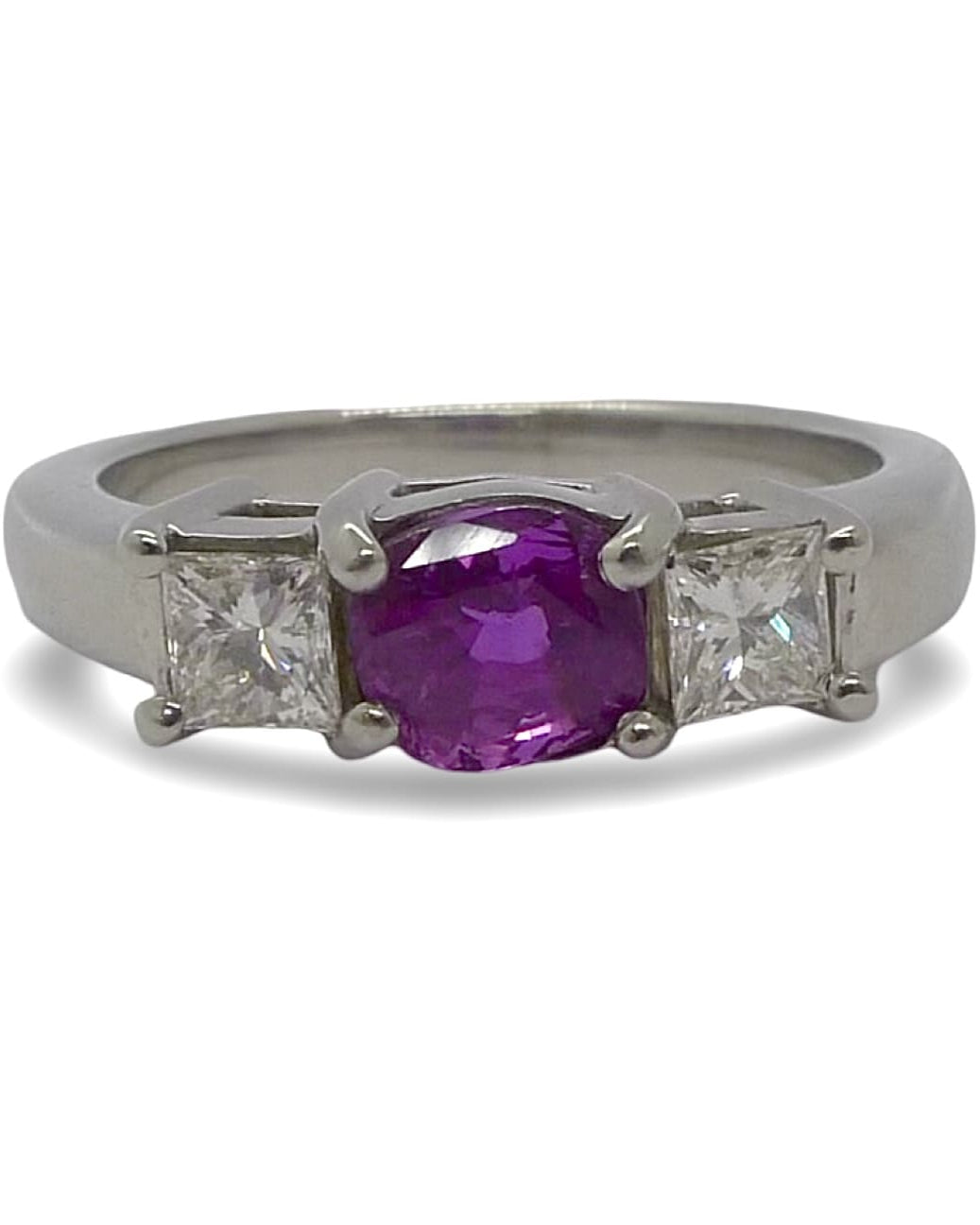 Laissez-vous charmer par cette somptueuse bague en or, sublimée par un saphir rose de 1 carat et entourée de diamants scintillants totalisant 0,60 ct. Un bijou d’exception qui allie la douceur du saphir rose à l’éclat intemporel des diamants. Parfaite pour une demande en mariage, un cadeau précieux ou simplement pour sublimer votre style.