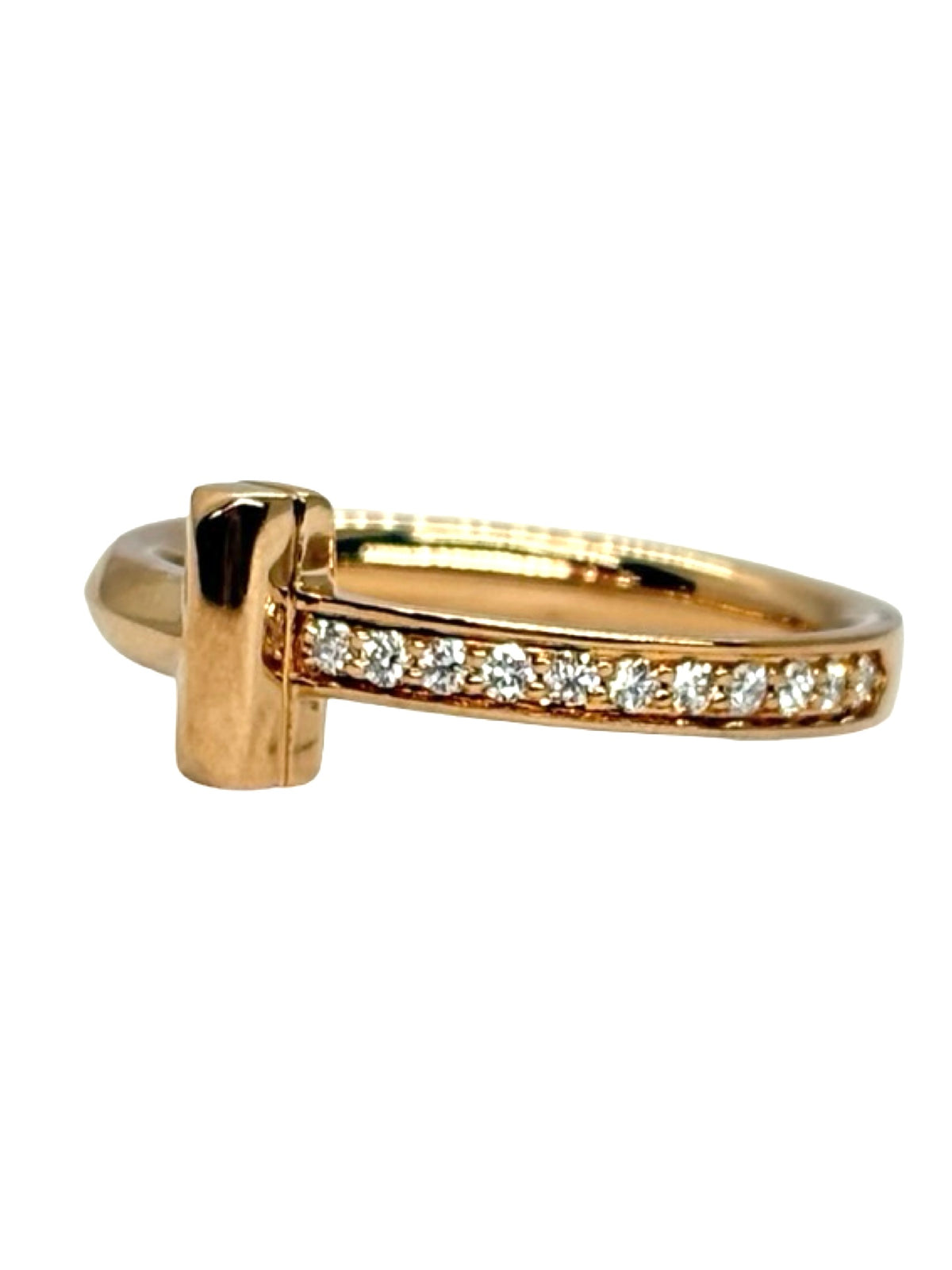 Bague Tiffany & Co modèle Tiffany T en or rose 18K, élégante et contemporaine, ornée de diamants d’un poids total de 0,08 ct. Cette bague de joaillerie signée Tiffany & Co séduit par son design emblématique Tiffany T, ses lignes raffinées et son éclat délicat. Un bijou en or rose 18 carats idéal pour une allure chic et moderne, à porter au quotidien ou pour une occasion spéciale. Bague de luxe, bijou Tiffany & Co et pièce intemporelle.
