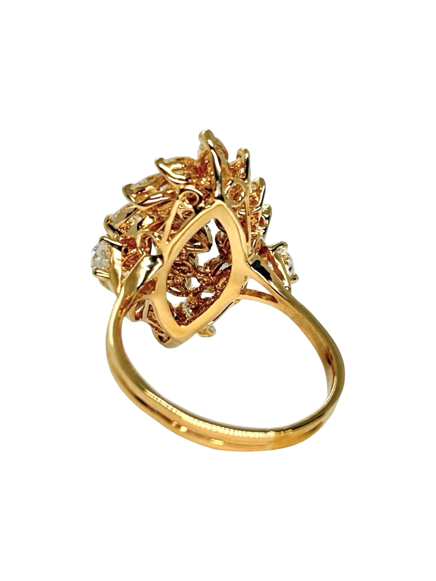 Bague en or rose 18K sertie de diamants pour un total de 3,50 carats. Cette création de joaillerie associe l’élégance chaleureuse de l’or rose 18 carats à l’éclat précieux des diamants. Une bague raffinée et lumineuse, idéale pour sublimer la main avec une pièce de joaillerie intemporelle. Le contraste entre la teinte rosée de l’or et la brillance des diamants apporte sophistication et caractère à ce bijou d’exception.