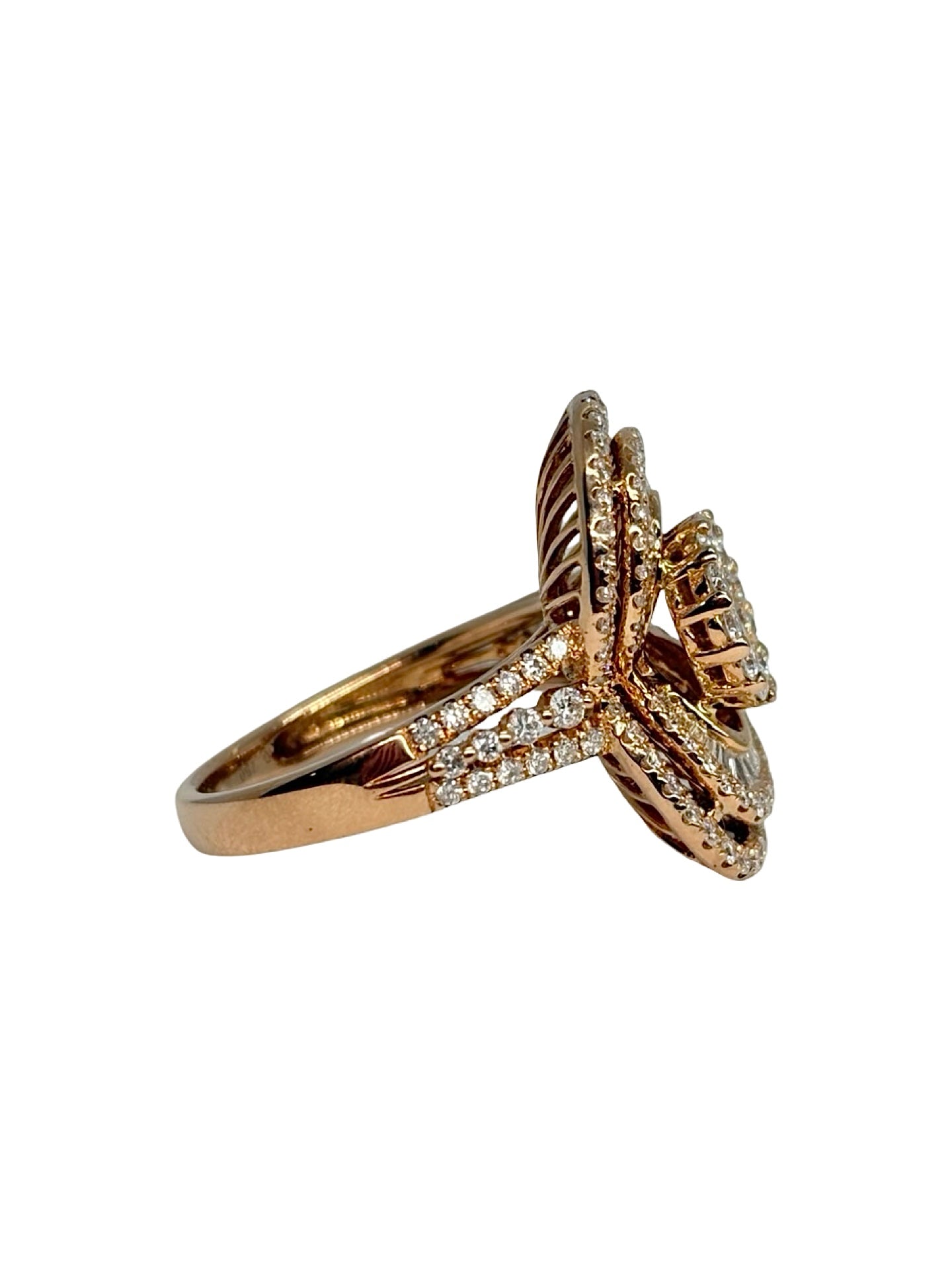 Bague en or rose 18K (750/1000) sertie de diamants naturels totalisant 1,45 ct. Son design élégant met en valeur l'éclat des pierres et la chaleur de l'or rose, offrant un bijou raffiné à porter au quotidien comme lors des grandes occasions. Cette bague en diamants allie finesse, brillance et savoir-faire joaillier. Un modèle intemporel idéal pour un cadeau, des fiançailles ou pour enrichir une collection de bijoux précieux.