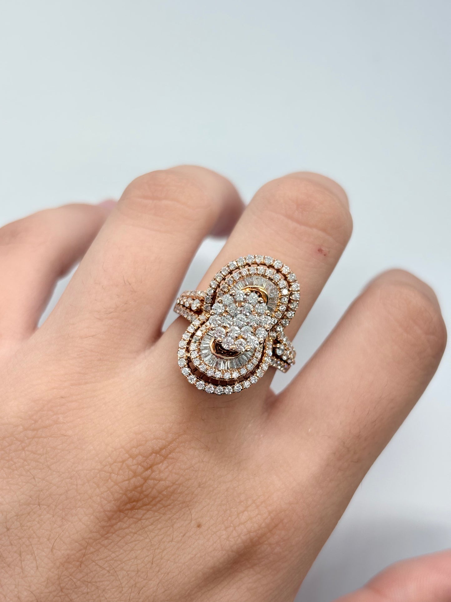 Bague en or rose 18K (750/1000) sertie de diamants naturels totalisant 1,45 ct. Son design élégant met en valeur l'éclat des pierres et la chaleur de l'or rose, offrant un bijou raffiné à porter au quotidien comme lors des grandes occasions. Cette bague en diamants allie finesse, brillance et savoir-faire joaillier. Un modèle intemporel idéal pour un cadeau, des fiançailles ou pour enrichir une collection de bijoux précieux.