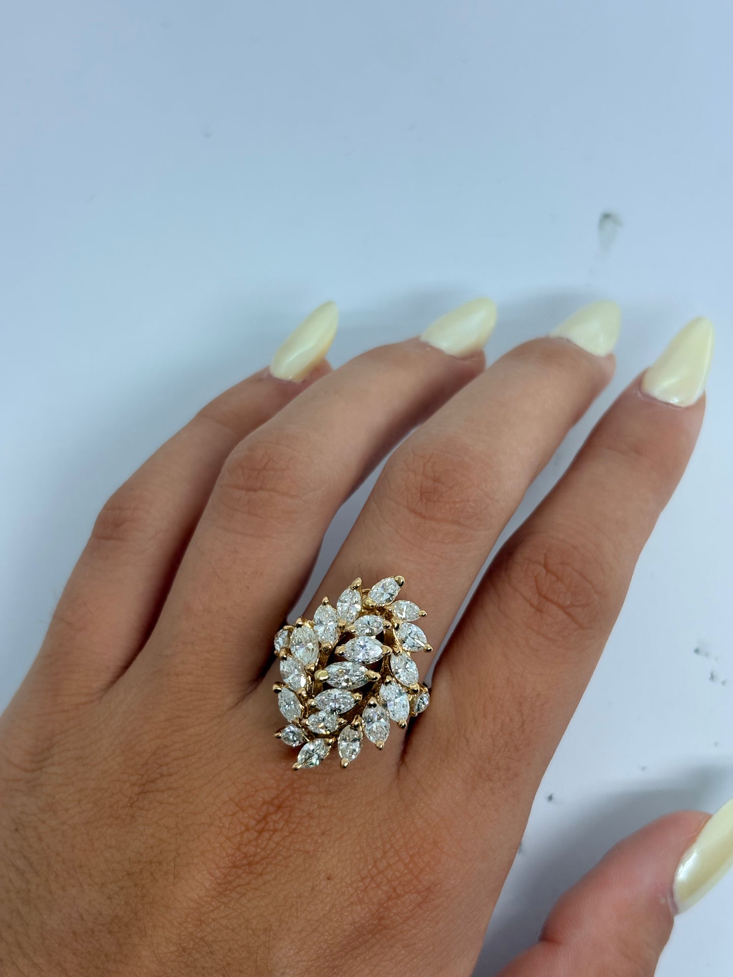 Bague en or rose 18K sertie de diamants pour un total de 3,50 carats. Cette création de joaillerie associe l’élégance chaleureuse de l’or rose 18 carats à l’éclat précieux des diamants. Une bague raffinée et lumineuse, idéale pour sublimer la main avec une pièce de joaillerie intemporelle. Le contraste entre la teinte rosée de l’or et la brillance des diamants apporte sophistication et caractère à ce bijou d’exception.