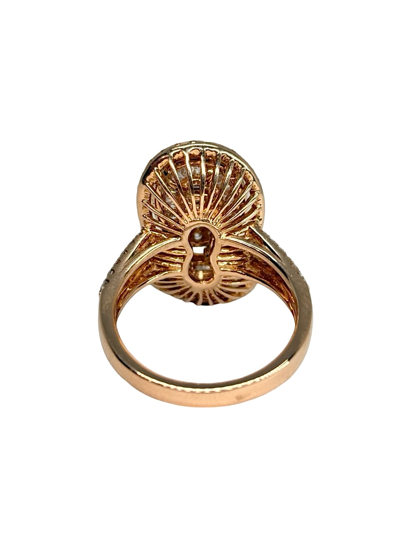 Bague en or rose 18K (750/1000) sertie de diamants naturels totalisant 1,45 ct. Son design élégant met en valeur l'éclat des pierres et la chaleur de l'or rose, offrant un bijou raffiné à porter au quotidien comme lors des grandes occasions. Cette bague en diamants allie finesse, brillance et savoir-faire joaillier. Un modèle intemporel idéal pour un cadeau, des fiançailles ou pour enrichir une collection de bijoux précieux.