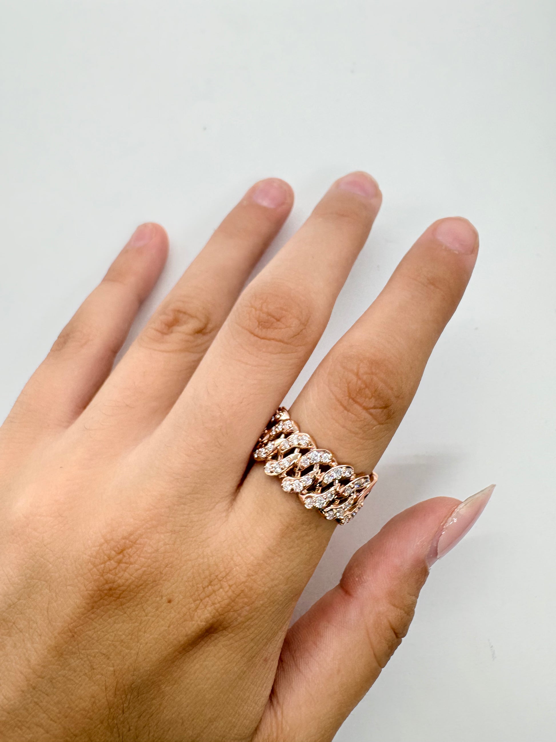 Bague en or rose 18K (750‰) sertie de diamants totalisant 0,60 carat. Son design raffiné met en valeur l'éclat des diamants et la douceur de l'or rose, offrant un bijou élégant et intemporel. Idéale comme bague de fiançailles, cadeau d'anniversaire ou bijou du quotidien, elle apporte une touche de sophistication à chaque tenue. Cette création joaillière allie savoir-faire, qualité et brillance pour sublimer chaque moment précieux.