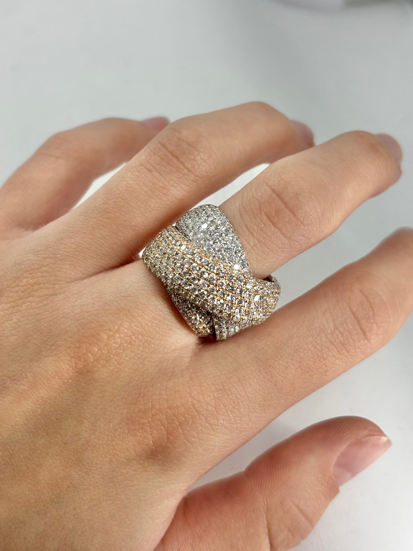 Bague en or rose 18 carats sertie de diamants pour un total de 6 carats. Élégante et raffinée, cette bague joaillière séduit par l’éclat de ses pierres précieuses et la douceur de l’or rose. Un bijou de luxe idéal pour une occasion spéciale, un cadeau précieux ou une collection de haute joaillerie.