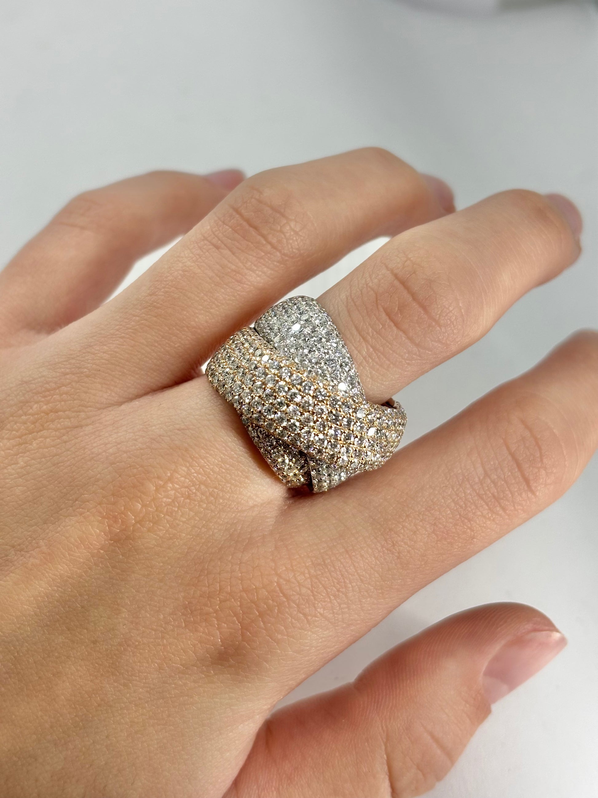 Bague en or rose 18 carats sertie de diamants pour un total de 6 carats. Élégante et raffinée, cette bague joaillière séduit par l’éclat de ses pierres précieuses et la douceur de l’or rose. Un bijou de luxe idéal pour une occasion spéciale, un cadeau précieux ou une collection de haute joaillerie.