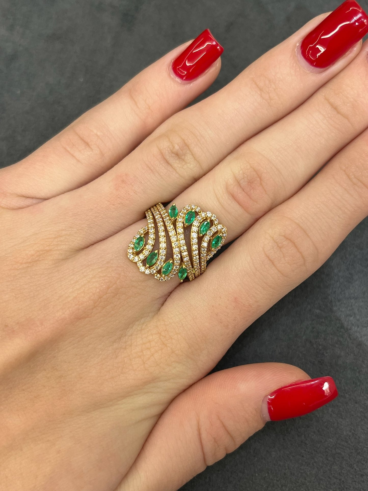 Découvrez cette magnifique bague en or rose 18K, sublimée par huit émeraudes en taille navette d'un poids total de 0,45 ct et par 126 diamants brillants d'un poids de 0,80 ct. Un bijou raffiné alliant l'élégance de l'or rose et la beauté des pierres précieuses. Parfait pour une occasion spéciale ou comme pièce intemporelle, cette bague incarne l'art de la joaillerie.