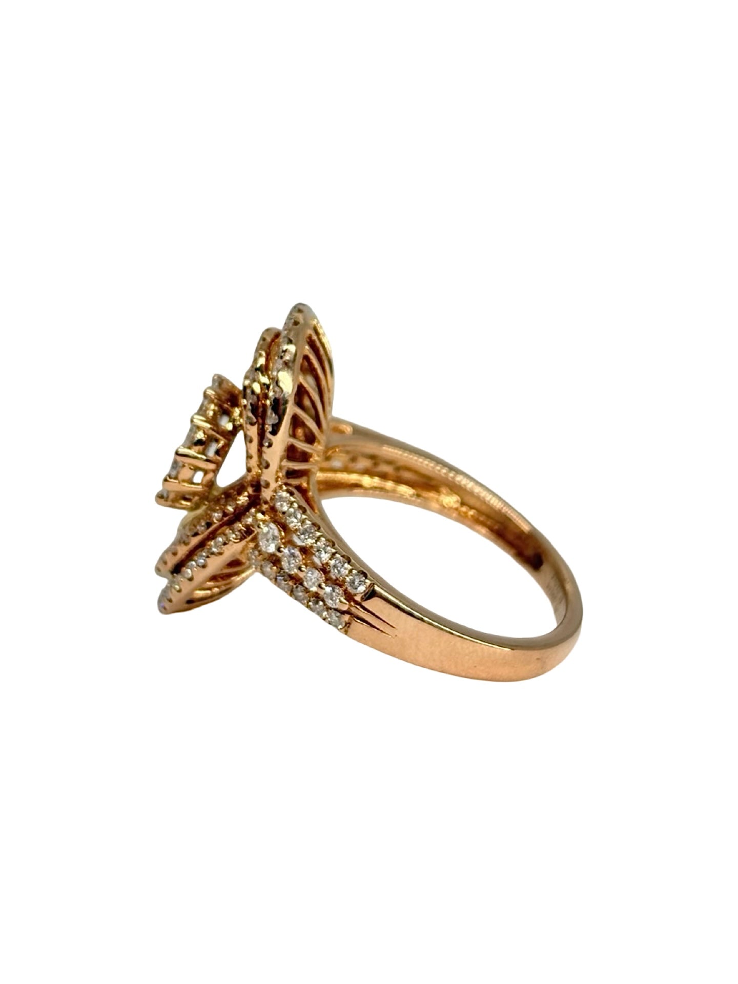 Bague en or rose 18K (750/1000) sertie de diamants naturels totalisant 1,45 ct. Son design élégant met en valeur l'éclat des pierres et la chaleur de l'or rose, offrant un bijou raffiné à porter au quotidien comme lors des grandes occasions. Cette bague en diamants allie finesse, brillance et savoir-faire joaillier. Un modèle intemporel idéal pour un cadeau, des fiançailles ou pour enrichir une collection de bijoux précieux.