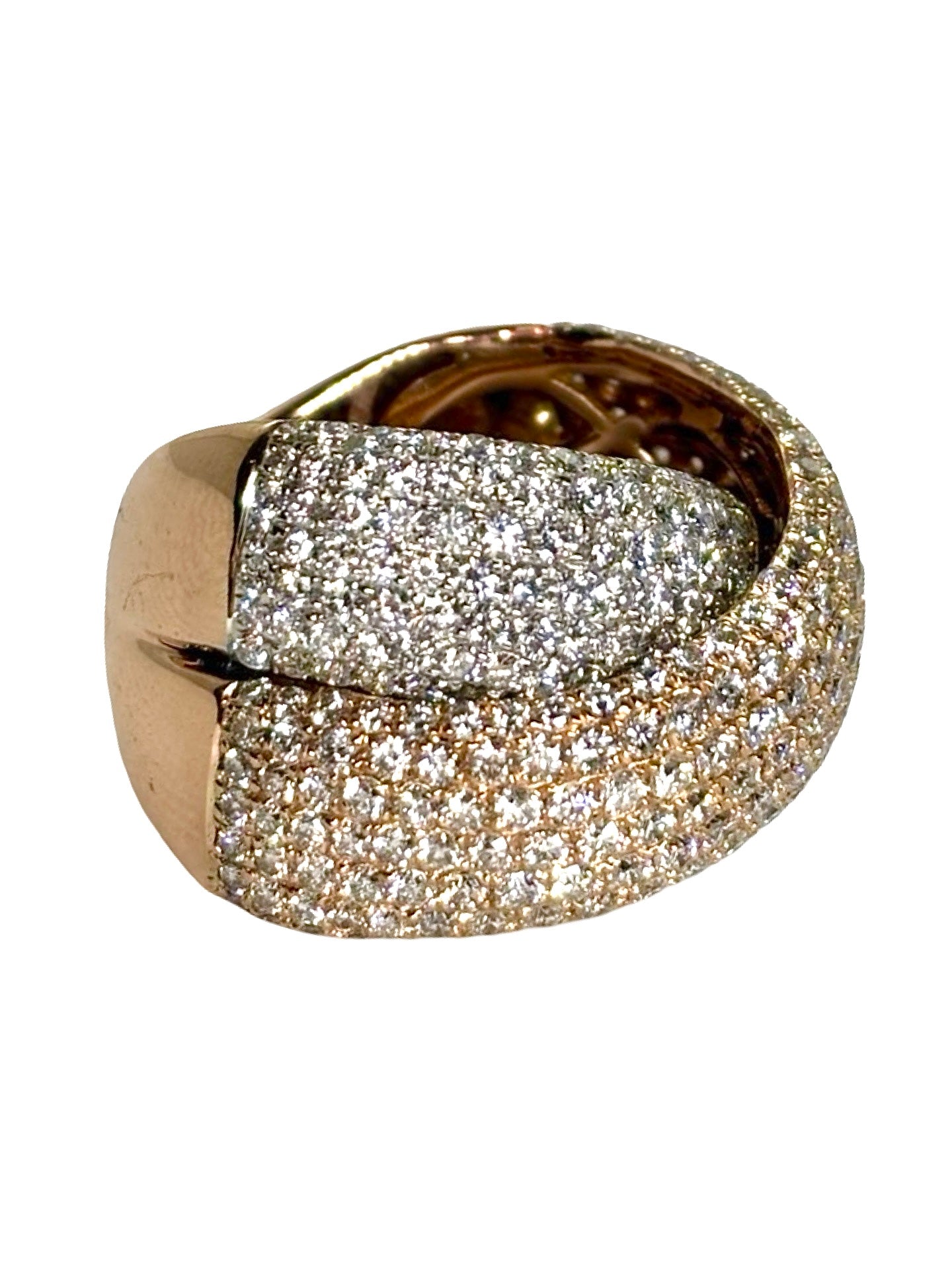 Bague en or rose 18 carats sertie de diamants pour un total de 6 carats. Élégante et raffinée, cette bague joaillière séduit par l’éclat de ses pierres précieuses et la douceur de l’or rose. Un bijou de luxe idéal pour une occasion spéciale, un cadeau précieux ou une collection de haute joaillerie.
