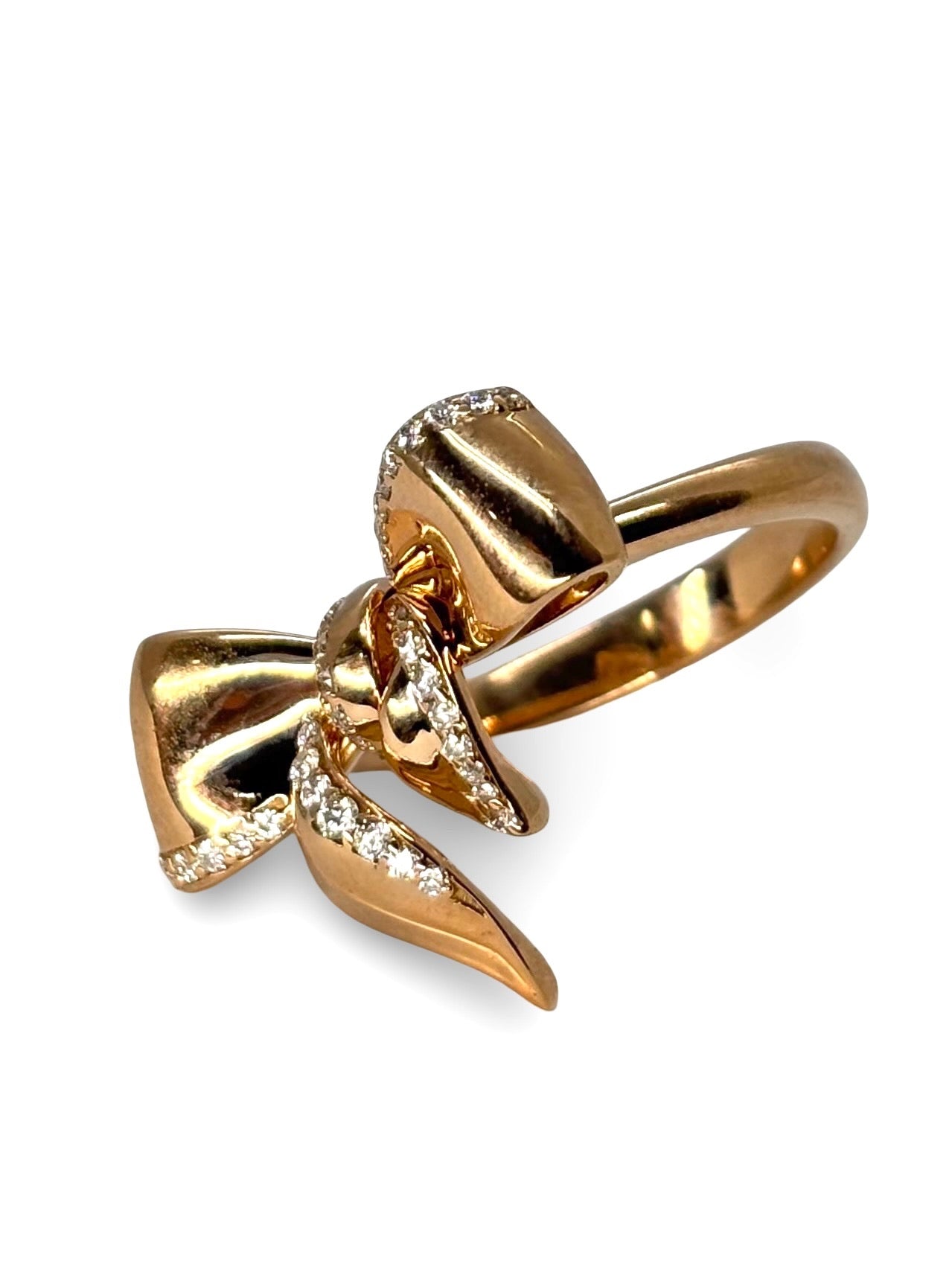 Élégante bague signée Damiani, réalisée en or rose 18 carats et sublimée par 0,35 carat de diamants étincelants. Ce bijou raffiné incarne le savoir-faire italien de la maison Damiani, alliant design contemporain et tradition joaillière. Parfaite pour une occasion spéciale ou pour sublimer le quotidien, cette bague en or rose séduit par son éclat délicat et sa touche de féminité intemporelle.