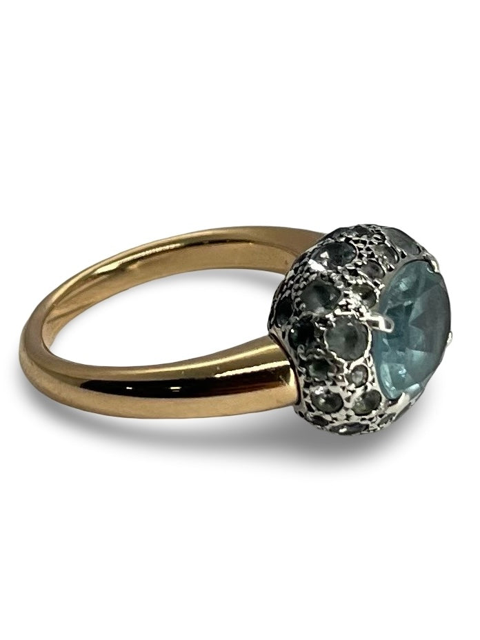 Bague Pomellato en or rose délicatement sertie d’une topaze lumineuse. Ce bijou allie l’élégance moderne à la douceur de l’or rose et à la fraîcheur de la pierre précieuse. Une création raffinée signée Pomellato, parfaite pour apporter une touche de couleur et de sophistication à votre collection de bijoux.