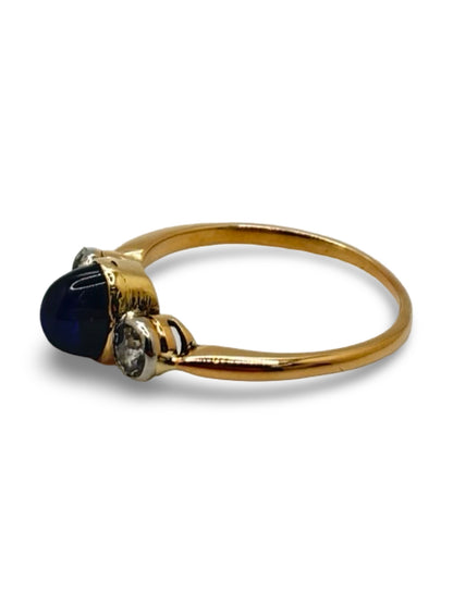 Bague en or rose sertie d’un saphir cabochon de 0,80 carat et de diamants totalisant 0,30 carat. Ce bijou élégant met en valeur la profondeur du saphir, sublimée par l’éclat raffiné des diamants. Une bague raffinée et lumineuse, idéale pour les amateurs de joaillerie fine, de pierres précieuses et de pièces uniques au design sophistiqué.