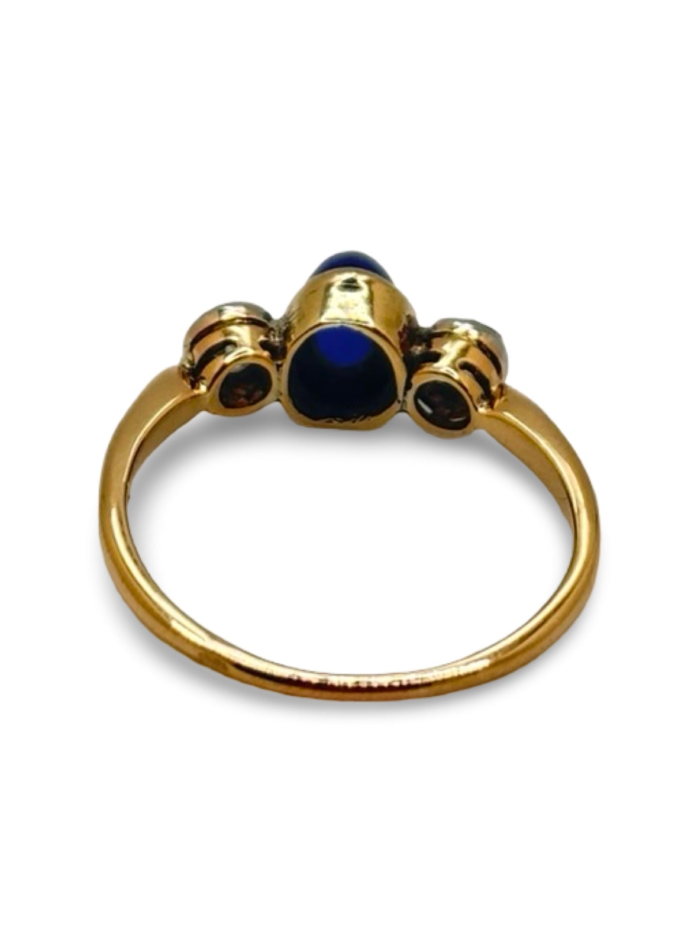 Bague en or rose sertie d’un saphir cabochon de 0,80 carat et de diamants totalisant 0,30 carat. Ce bijou élégant met en valeur la profondeur du saphir, sublimée par l’éclat raffiné des diamants. Une bague raffinée et lumineuse, idéale pour les amateurs de joaillerie fine, de pierres précieuses et de pièces uniques au design sophistiqué.